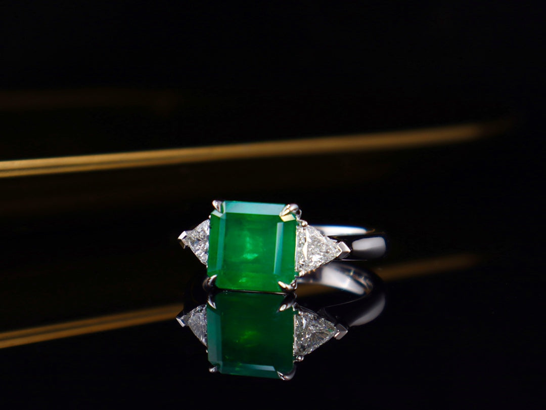 Emerald Ring Jewelry - Classic Three-Stone Design with Vivid Green Hue