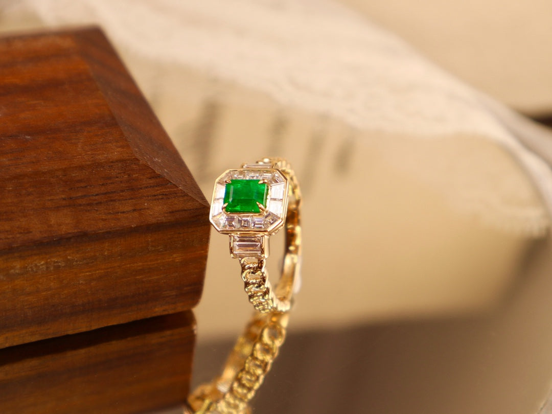 Emerald Green Cuban Link Ring - A Must-Have Jewelry Piece for Trendsetters