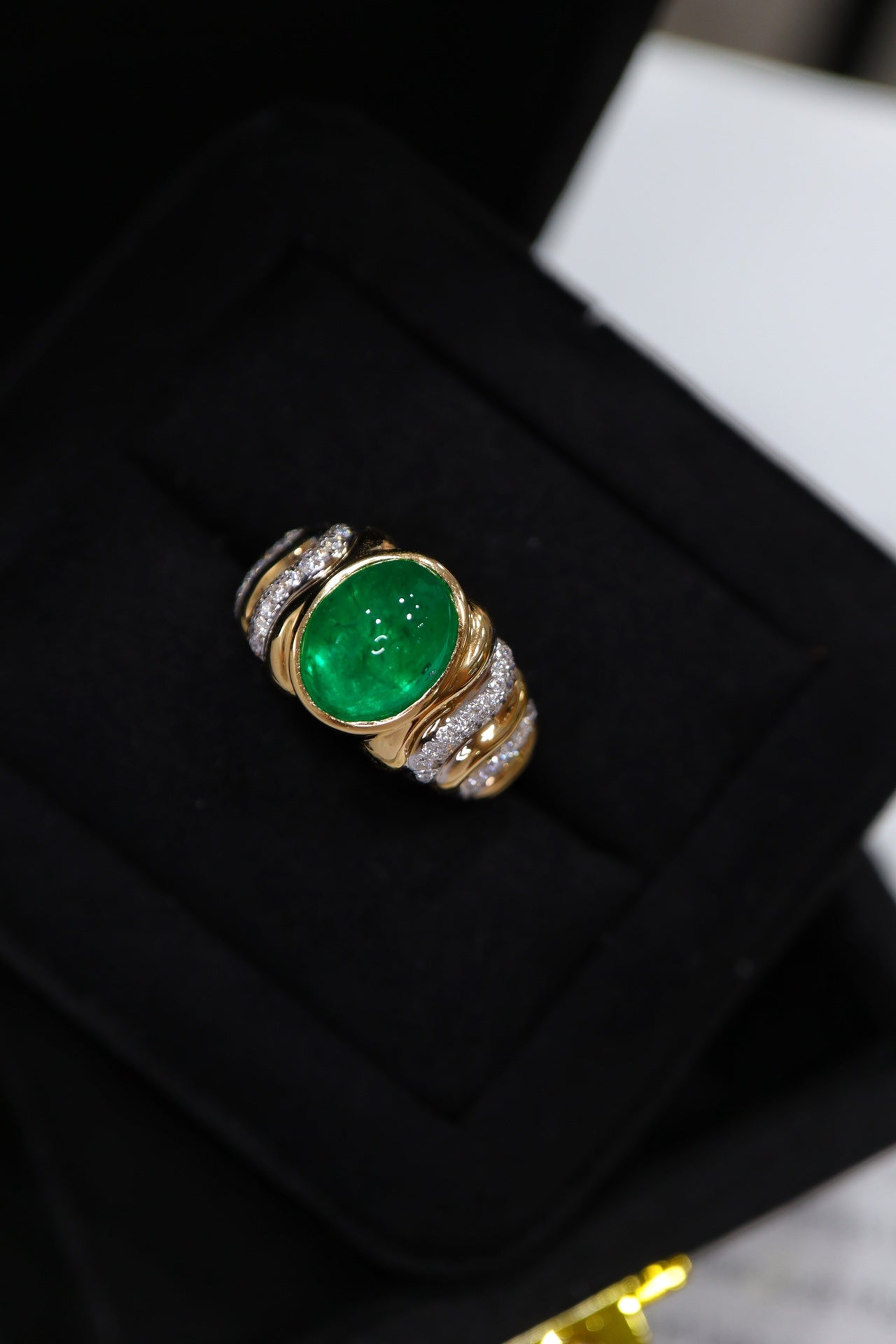 Trendy Vintage Emerald Ring - A Must-Have Jewelry Piece