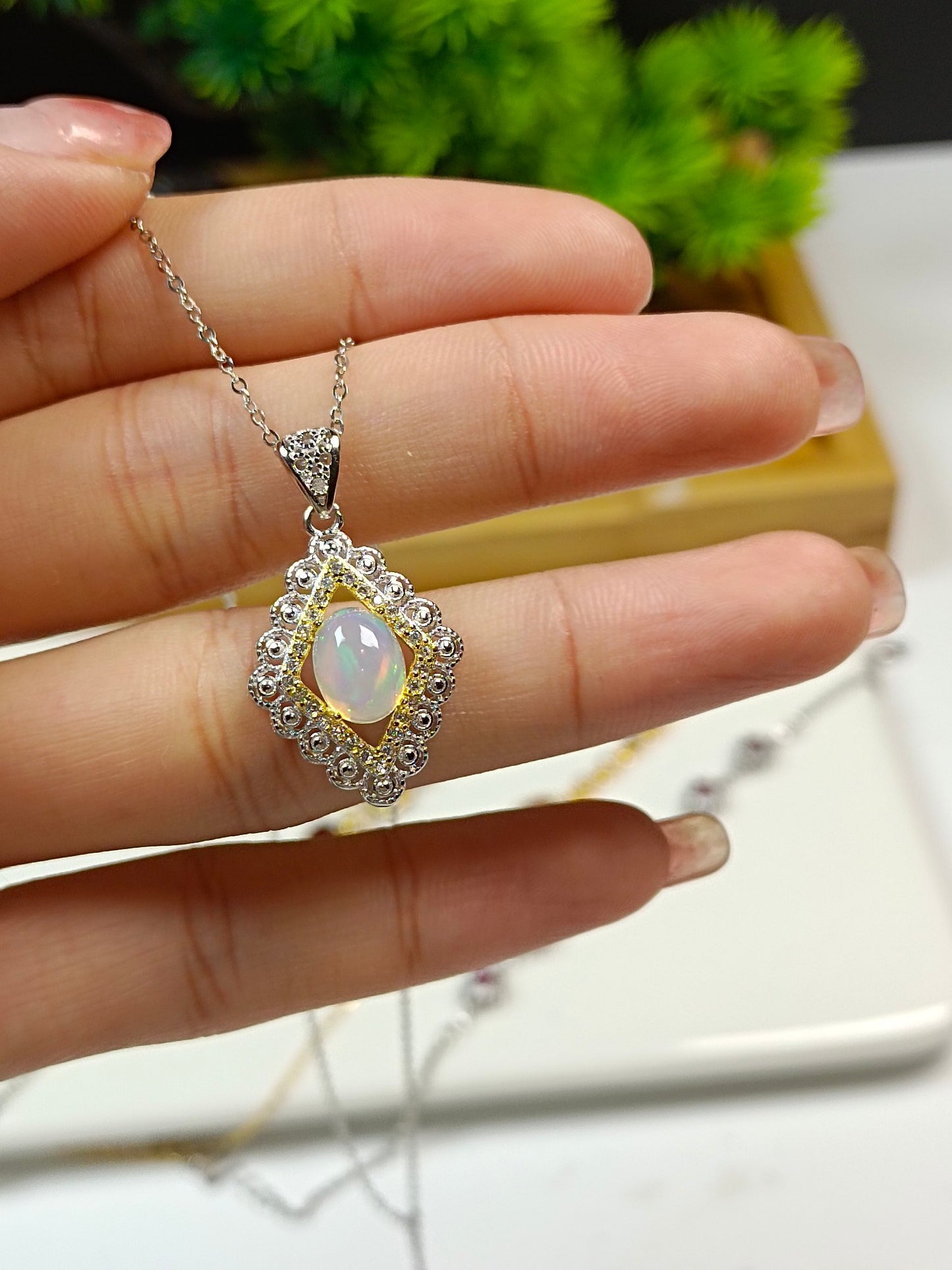 Rautenförmiger Anhänger mit eingebettetem Opal aus S925-Silber – Neuer eleganter Anhängerschmuck mit farbigen Edelsteinen im Chanel-Stil