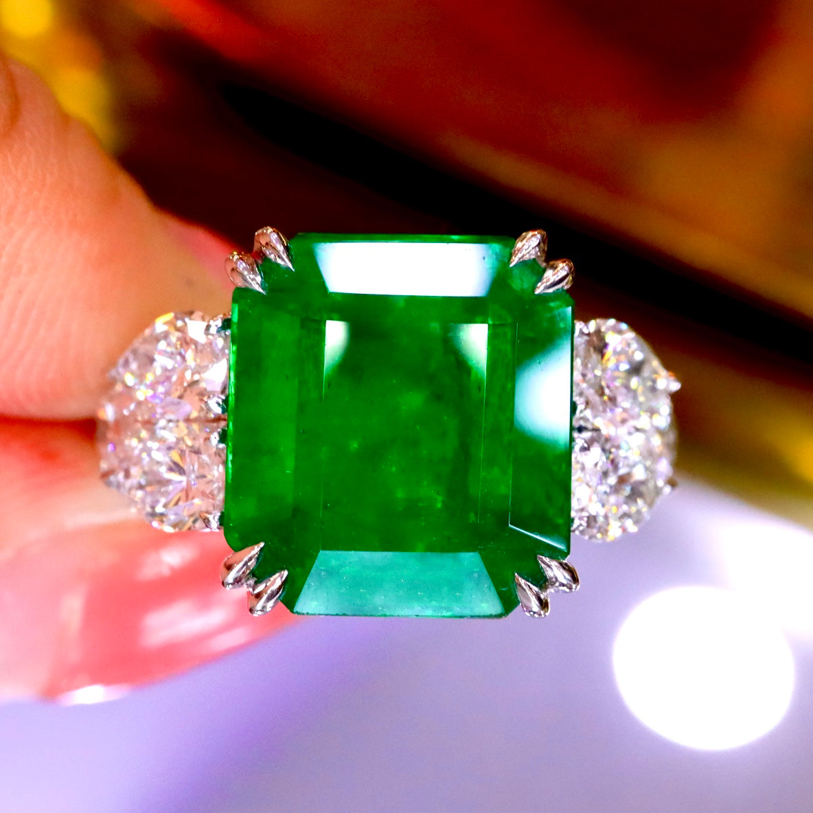 Elegant Three-Stone Jewelry: 18K Gold and Natural Emerald Ring