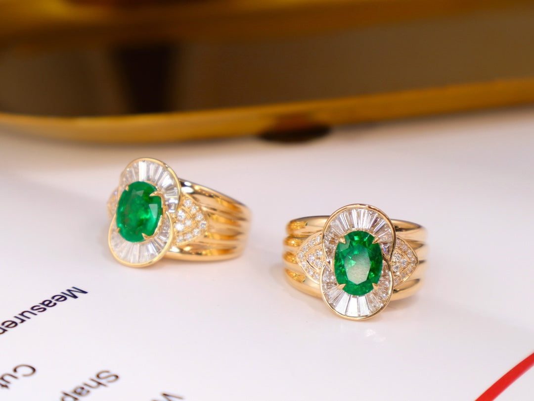 Emerald Green Jewelry Marvel: A Grandeur Ring for the Bold