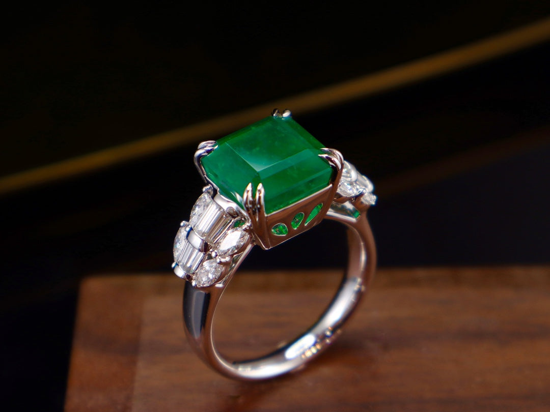 Emerald Ring - Vivid Green Classic Jewelry Piece