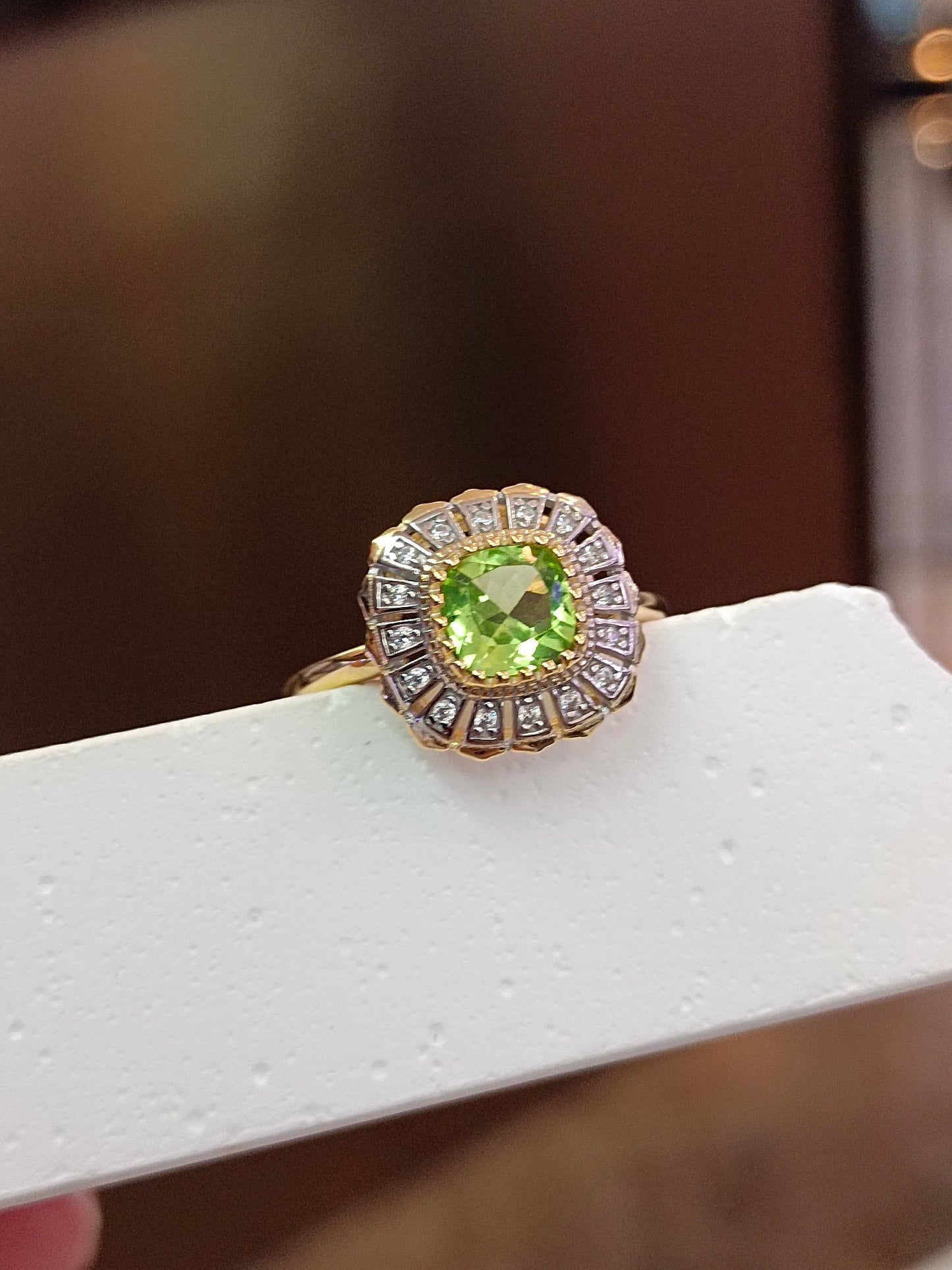 Elegante anello in argento sterling S925 con pietra verde oliva e lavorazione artigianale in oro 18 carati - Gioielli unici