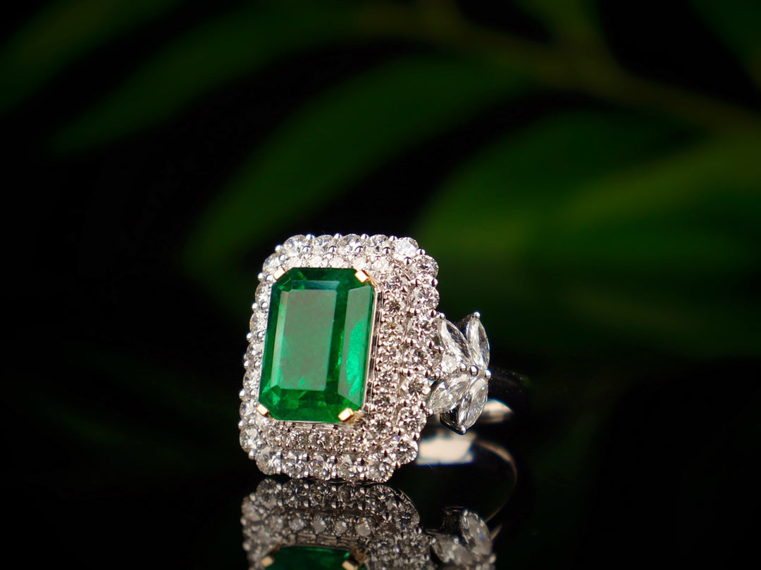 Emerald Ring Splendor - High-End Jewelry Piece