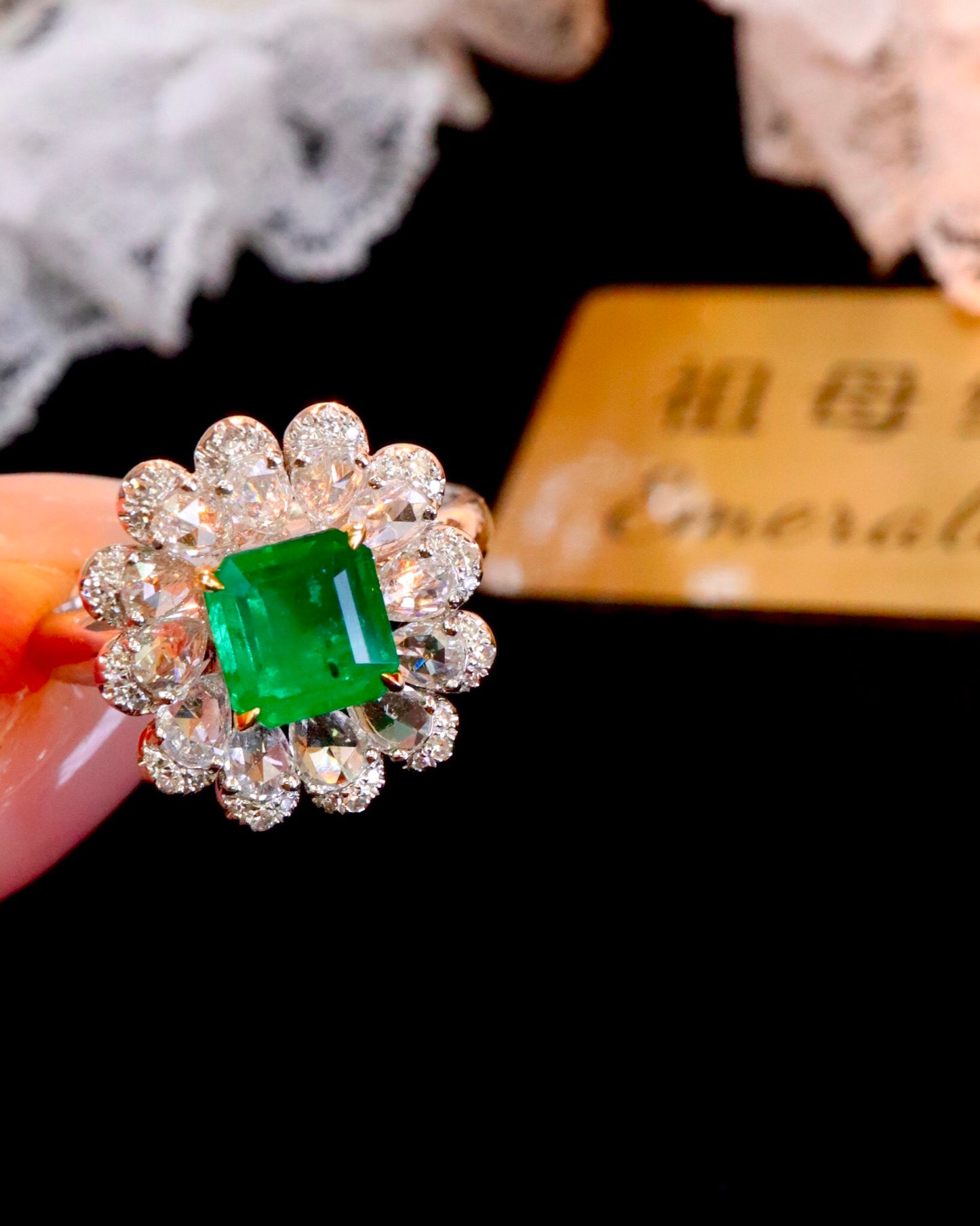 Exquisite 18K Gold Diamond-Embedded Emerald Ring - A Jewelry Masterpiece