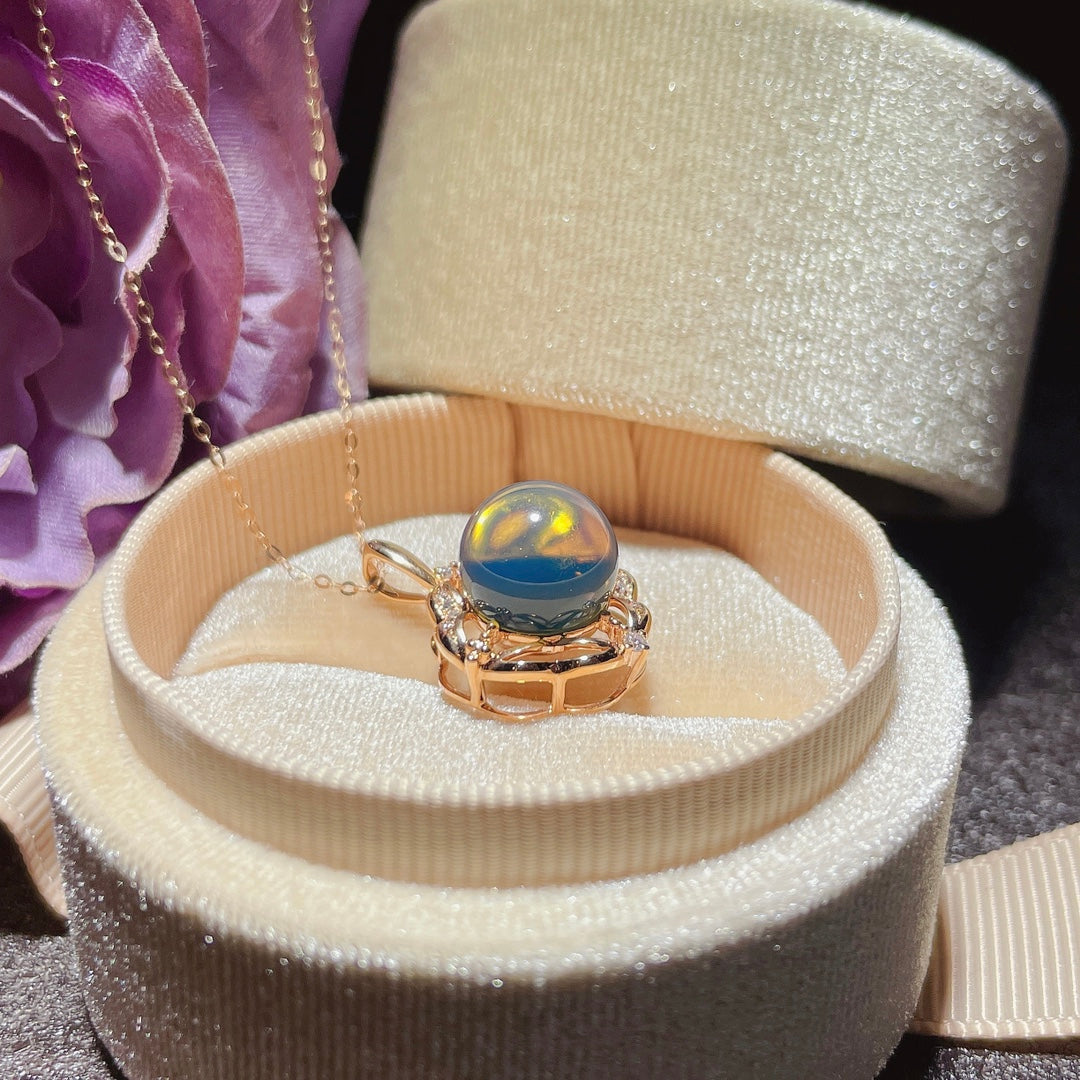 Exquisito colgante de ámbar azul dominicano incrustado en oro de 18 quilates - Joyería para la elegancia