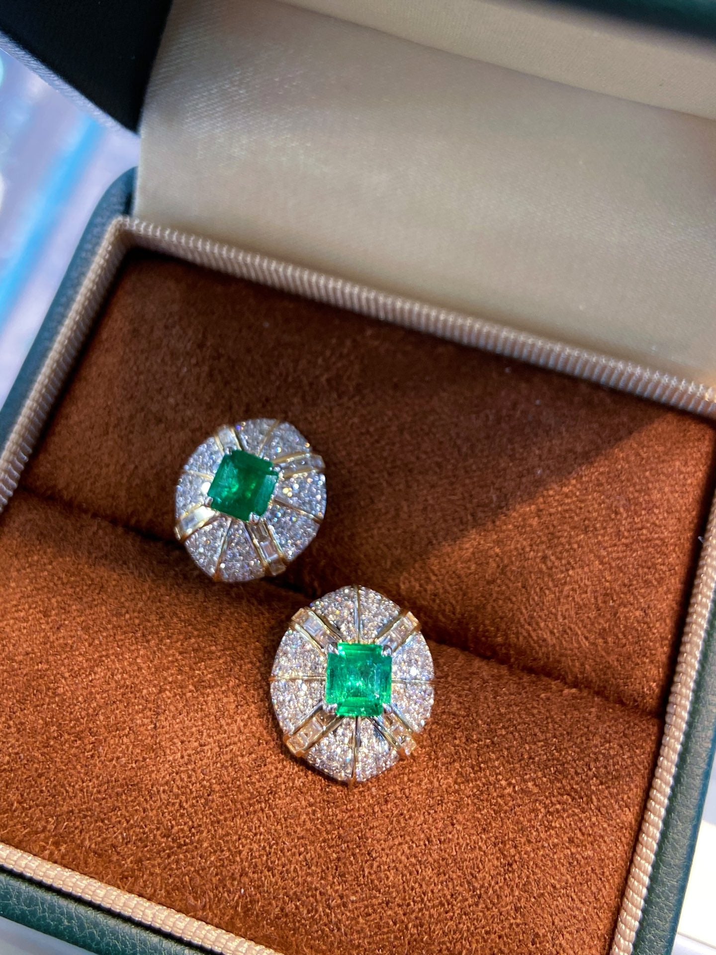 Subang Panjshir Emerald Stud: Sekeping Barang Kemas Mewah dan Halus