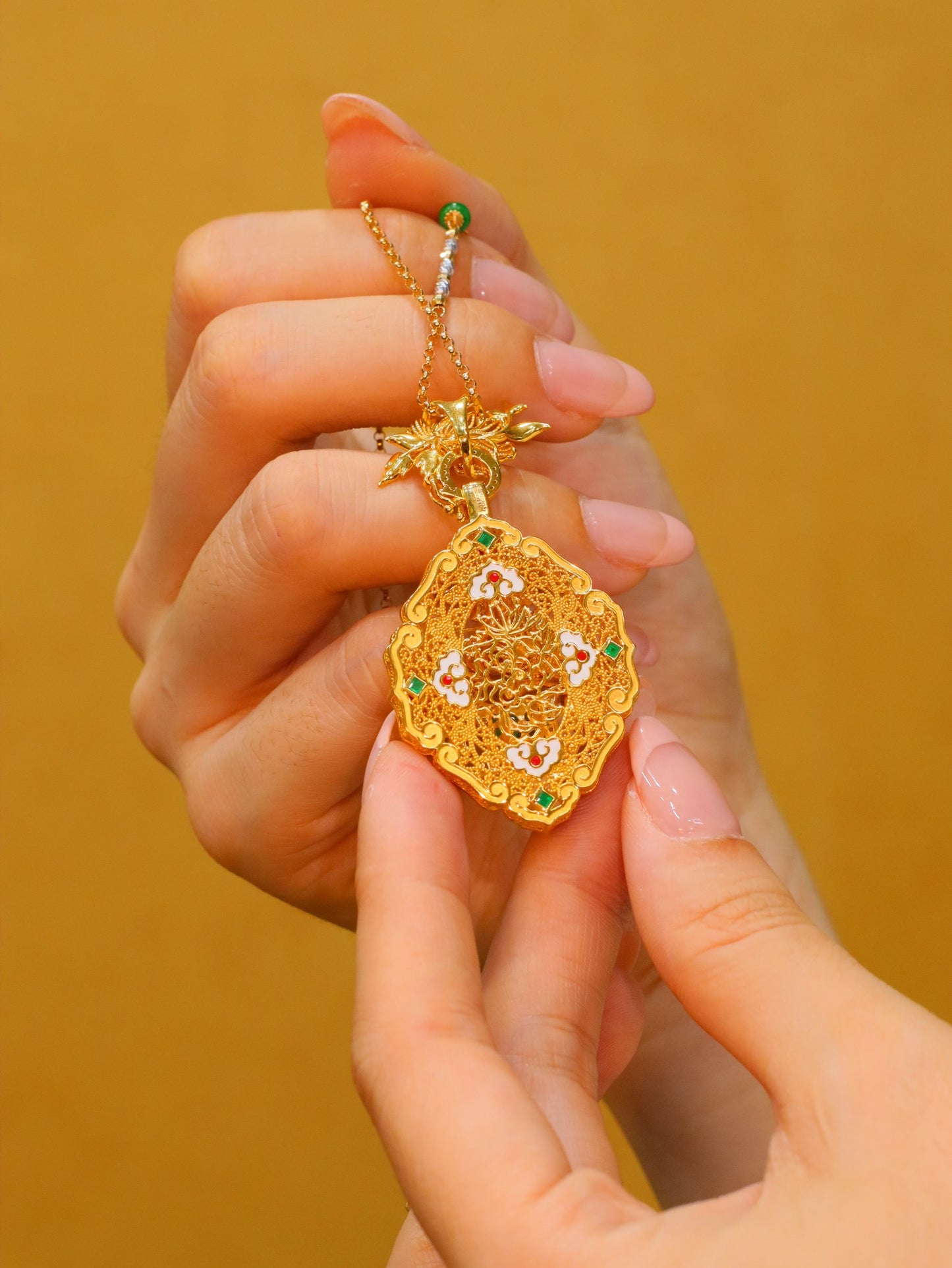 Elegant Chinese-Style Jewelry: Emerald Pendant with Intricate Craftsmanship