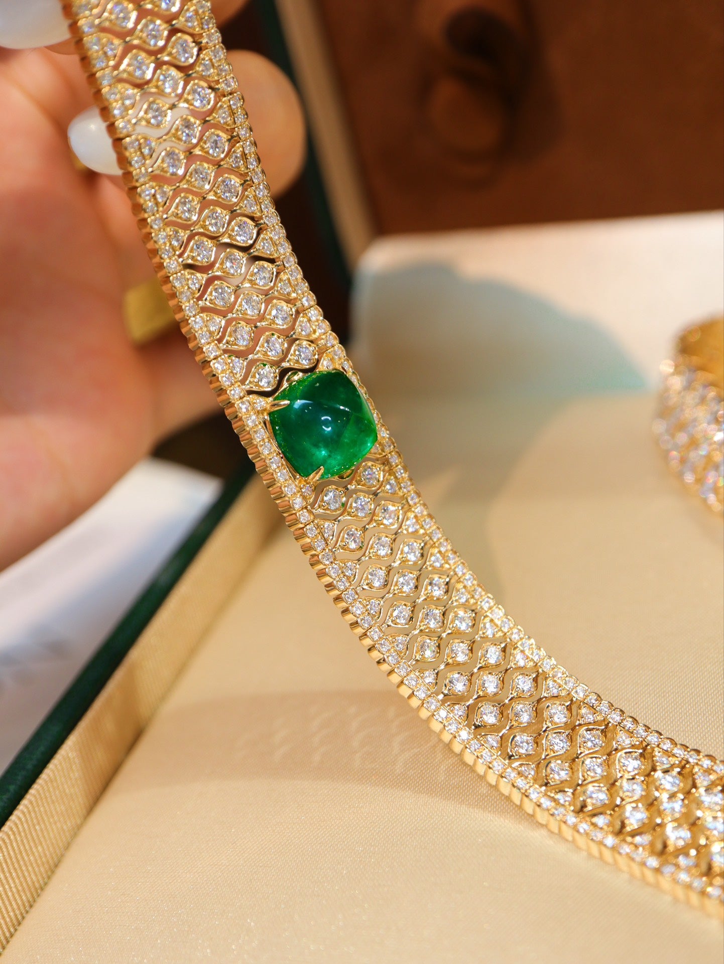 Luxurious Custom-Made Emerald Bracelet - Exclusive Jewelry Collection