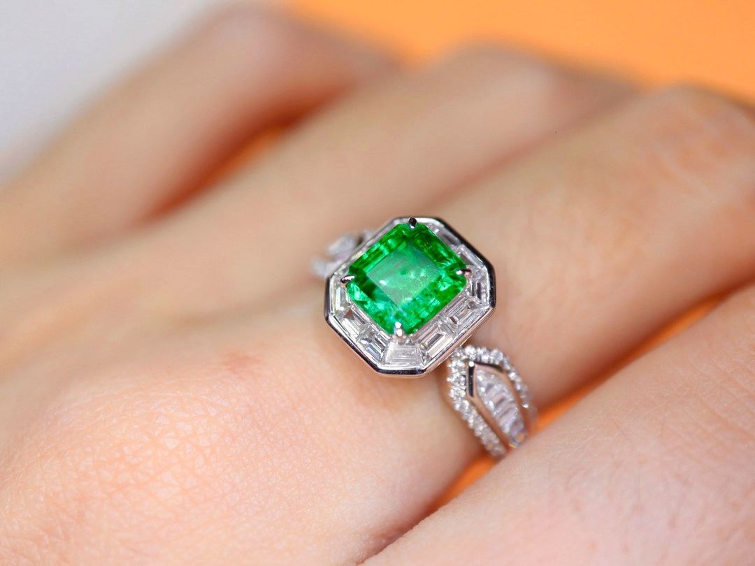 Emerald Ring: Vivid Green Jewelry with Diamond Accent