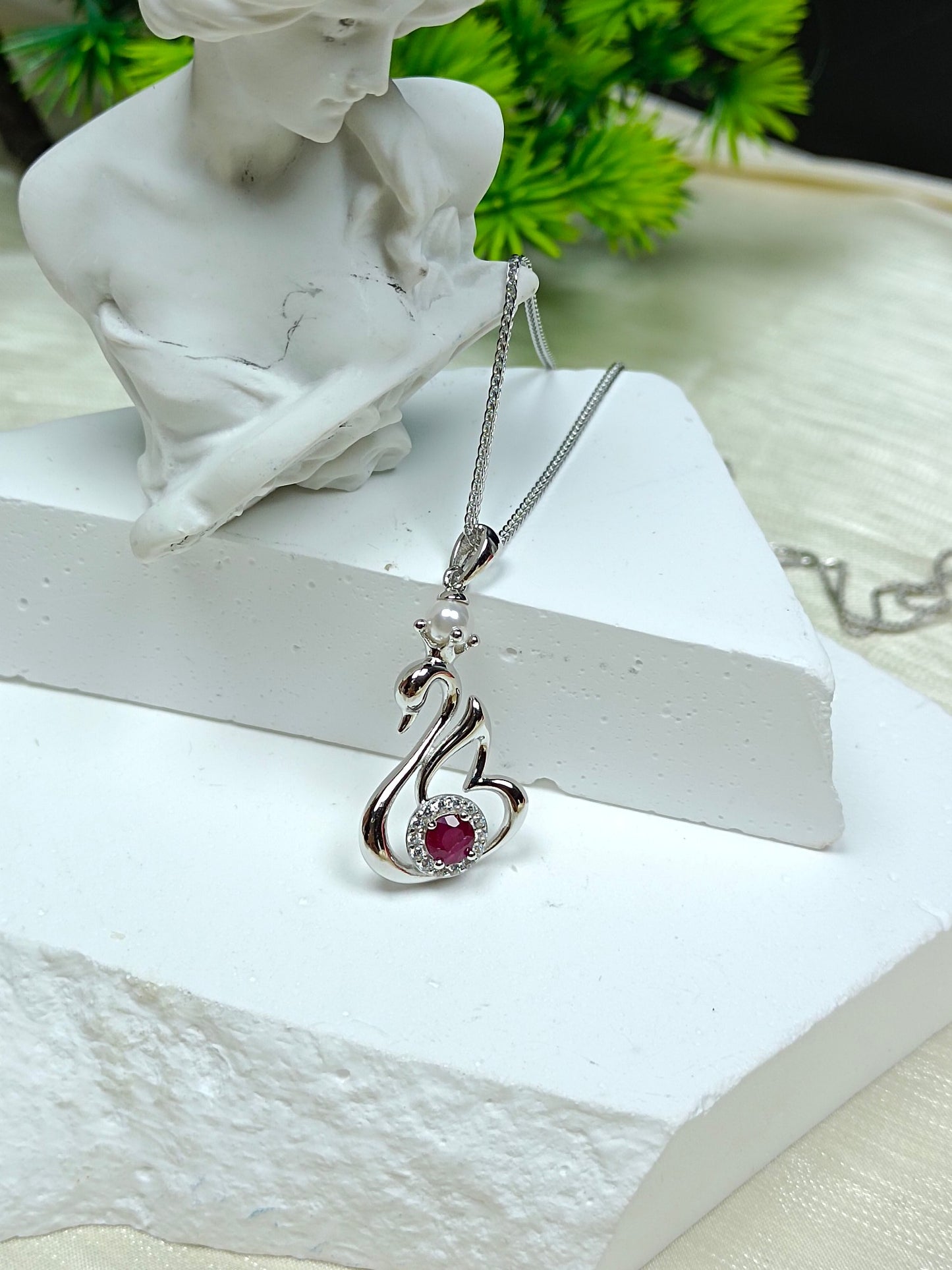 Elegante ciondolo a forma di cigno in argento sterling S925 con decorazioni di rubini - Gioielleria raffinata