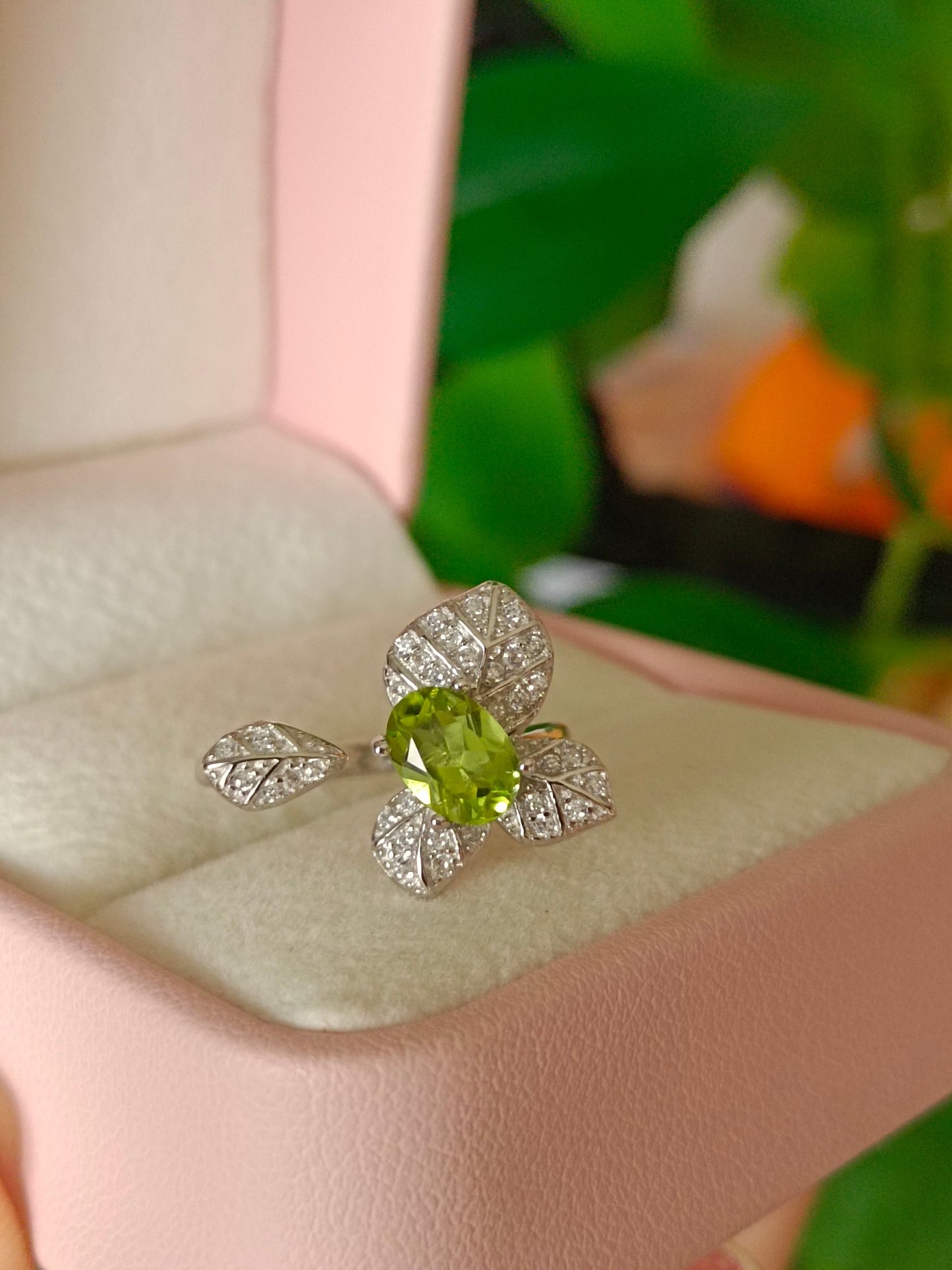 Anello con peridoto naturale radioso: un tocco di primavera in gioielleria