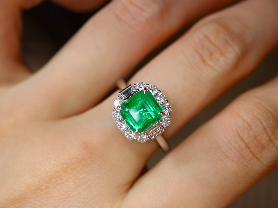 Elegant Emerald Ring - A Timeless Piece of Jewelry