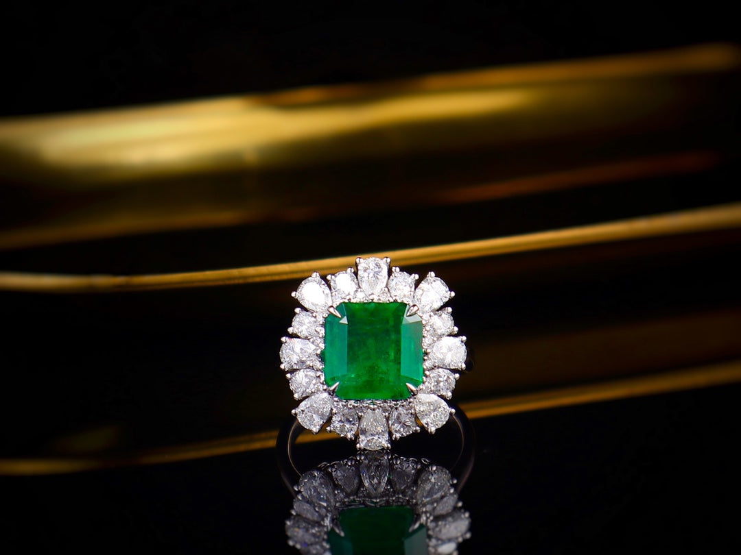 Emerald Ring Jewelry: Luxurious Piece with GIA Certificate