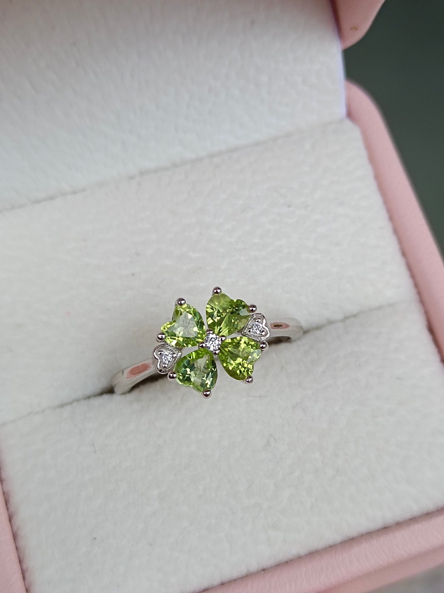 Anello quadrifoglio con peridoto infuocato: simbolo di fortuna e bellezza