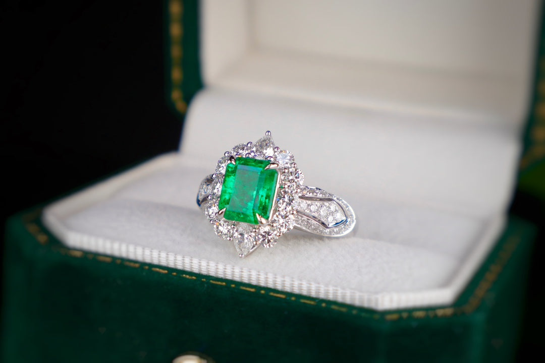 Emerald Ring Jewelry - High-Quality Vivid Green Glassy Masterpiece