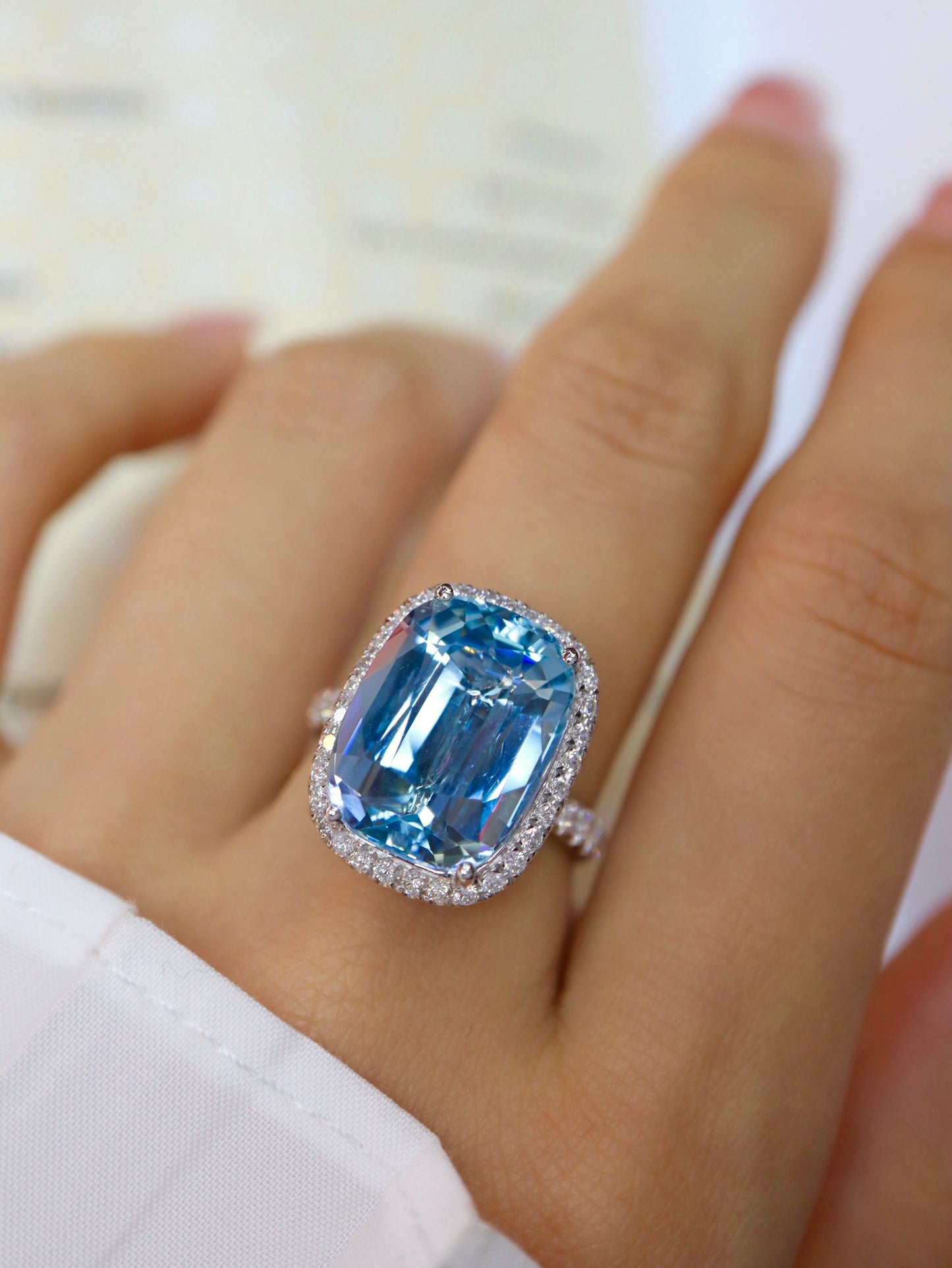 Exquisite 9.09-Carat Aquamarine Ring: A Touch of Understated Luxury Jewelry