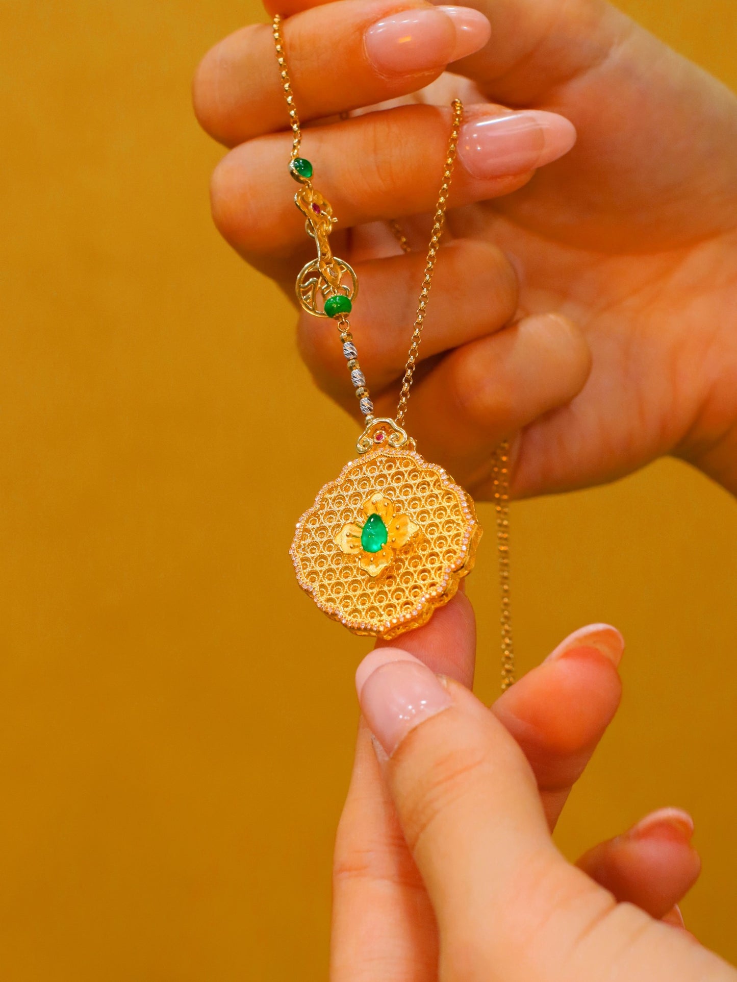 Ruyi Filigree Pendant with Emerald Gemstone - Exquisite Jewelry Craftsmanship