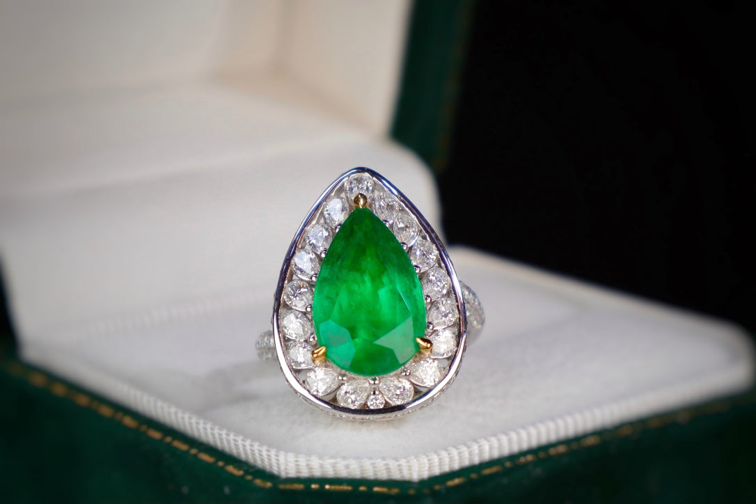 Emerald Ring with Exceptional Clarity and Design - Premium Jewelry