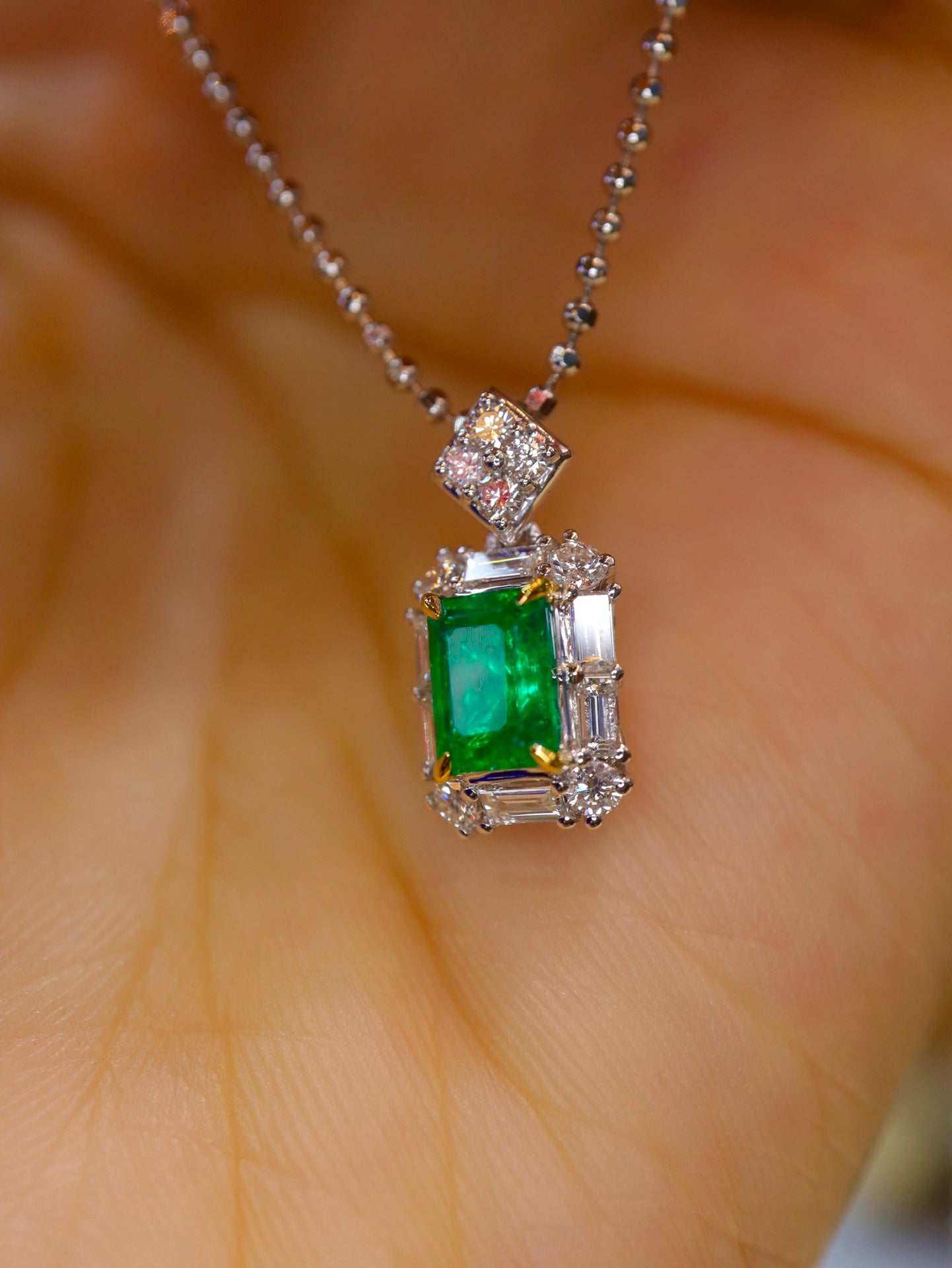 Panjshir Emerald Pendant: A Versatile Fine Jewelry Piece