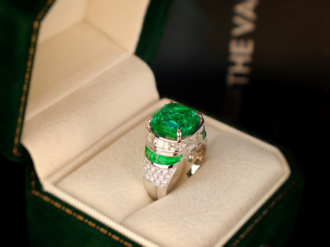 Emerald Ring with Architectural Artistry Design | High-End Jewelry