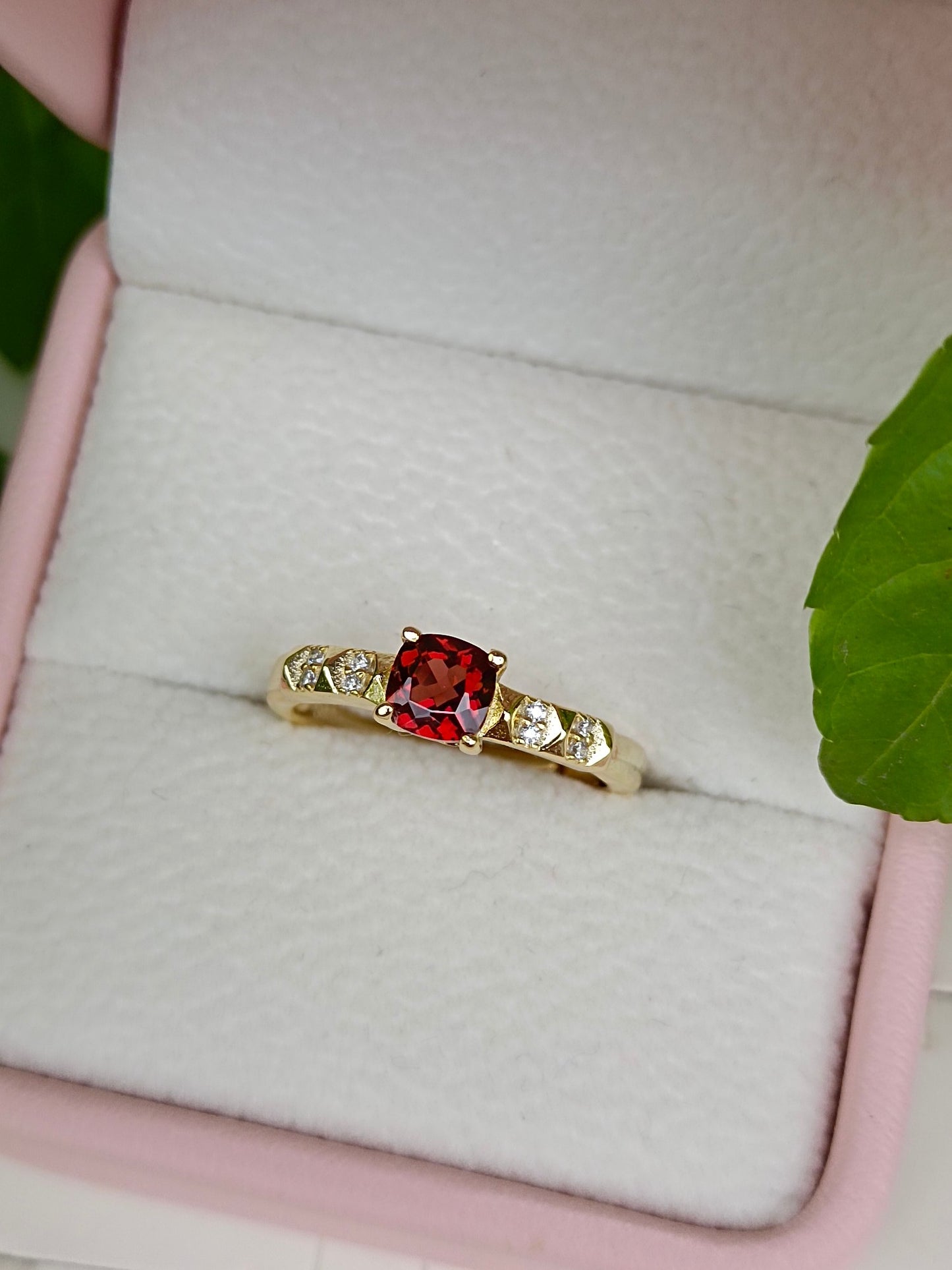 Cincin Batu Garnet Alam - Perhiasan Unik dan Elegan