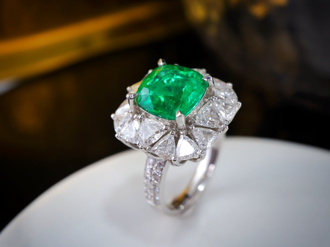 Emerald Ring - High-Quality Vivid Green Jewelry Piece