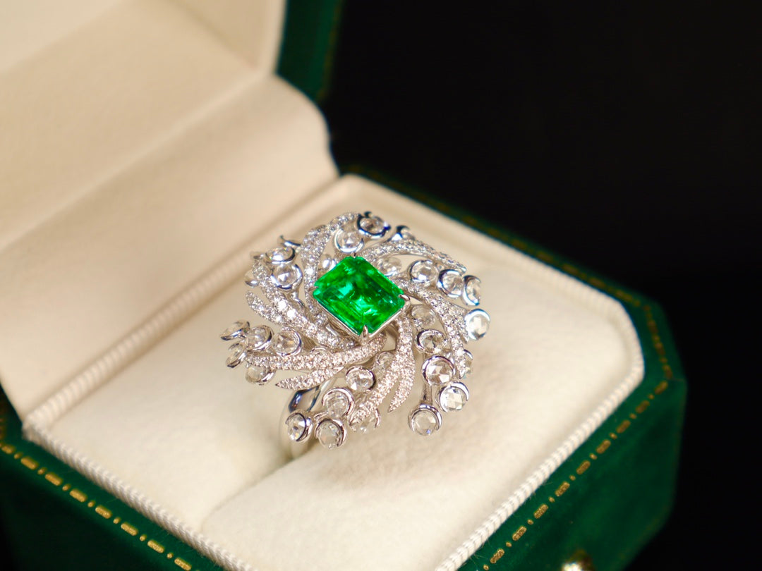 Emerald Ring with Exquisite Flower Design - Luxury Jewelry