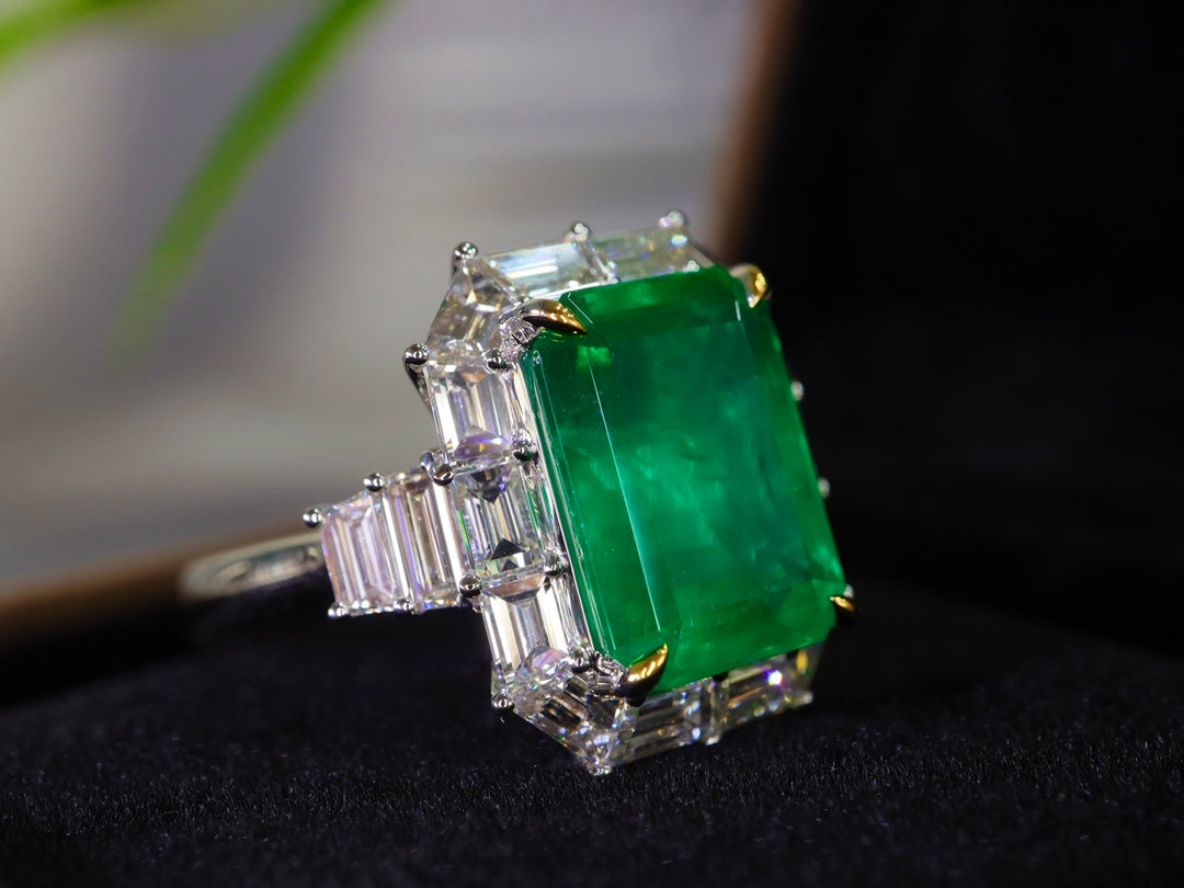 Vivid Green Emerald Ring - A Luxurious Jewelry Piece