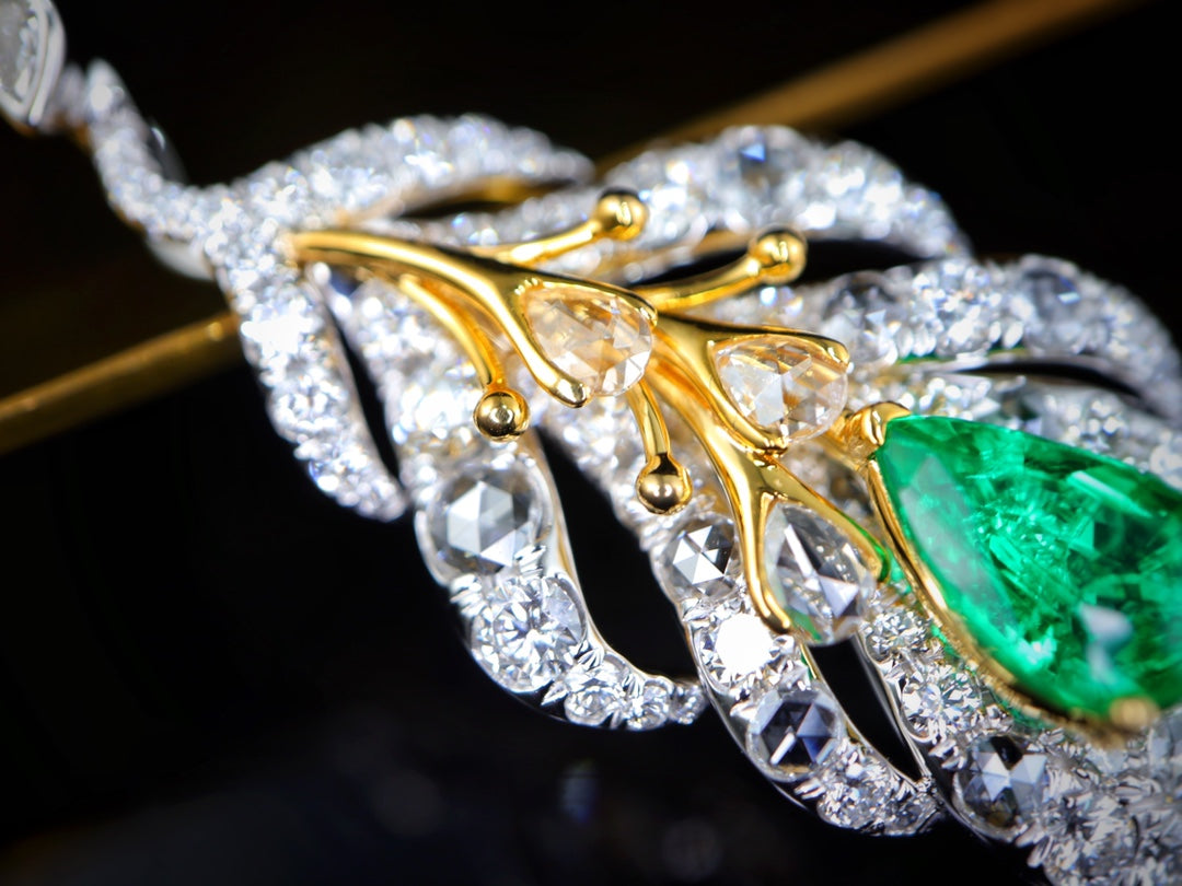 Exquisite Emerald Pendant Jewelry with Intricate Feather Design