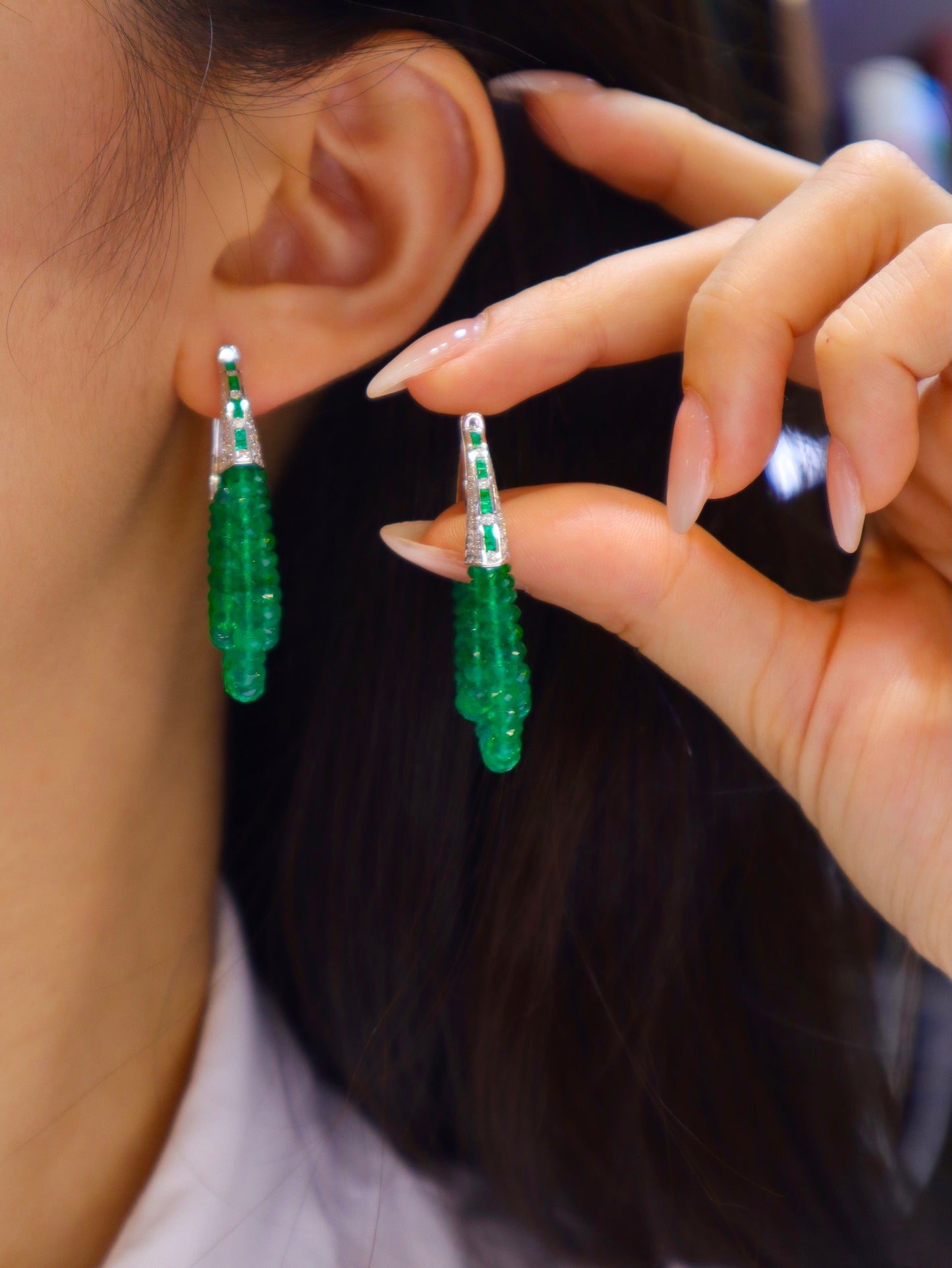 Exquisite Emerald Earrings: A Touch of Nature's Luxury Jewelry