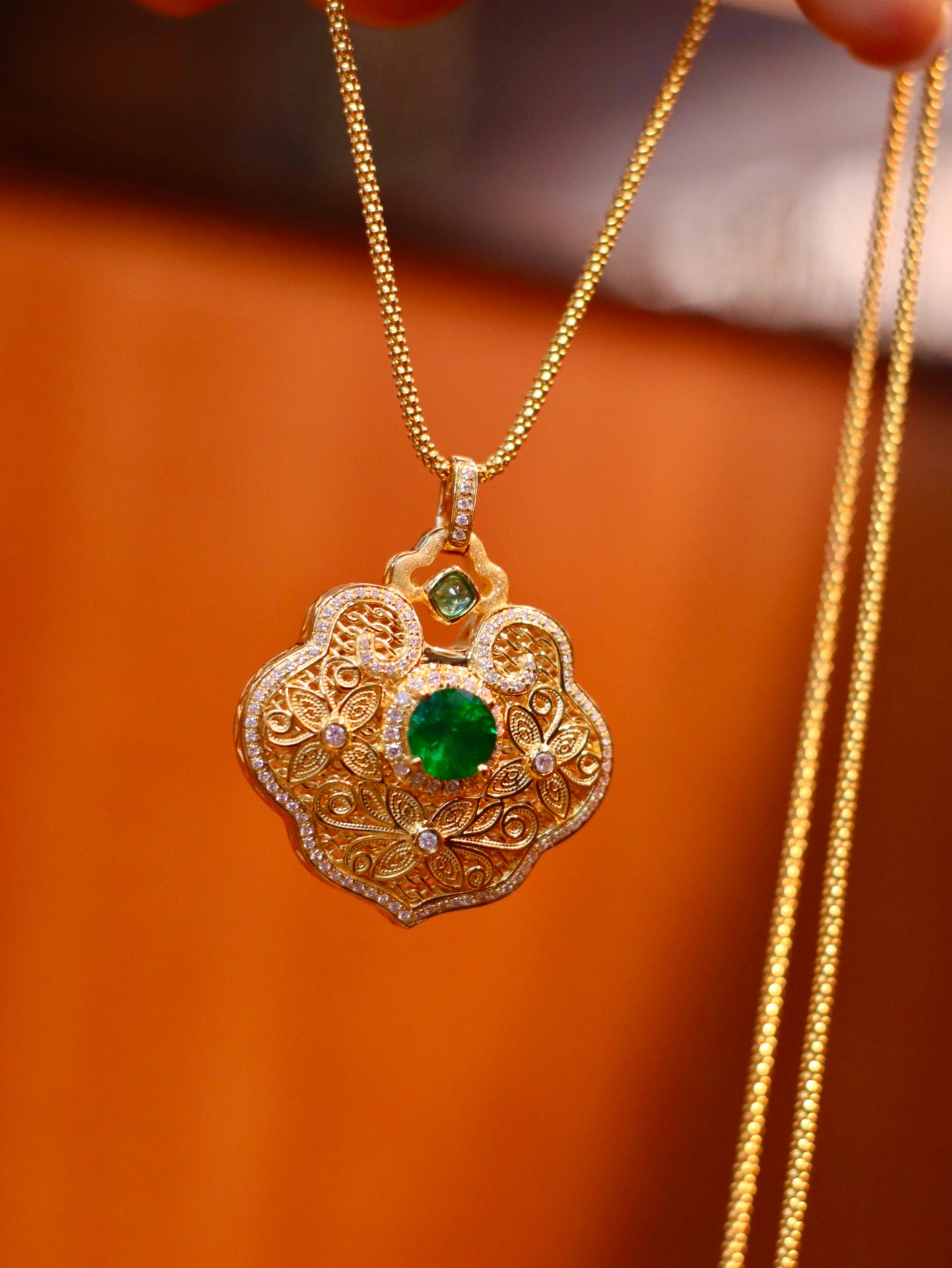 Utsökt Golden Branch Jade Leaf Emerald Peace Lock Pendant - Premiumsmycken