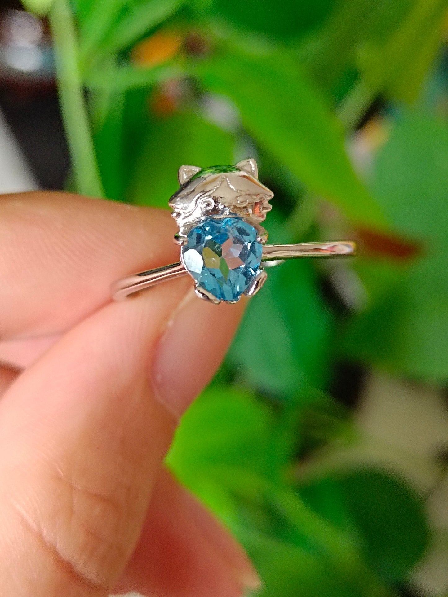 Anello a cuore con orsetto con topazio naturale: un romantico gioiello blu oceano