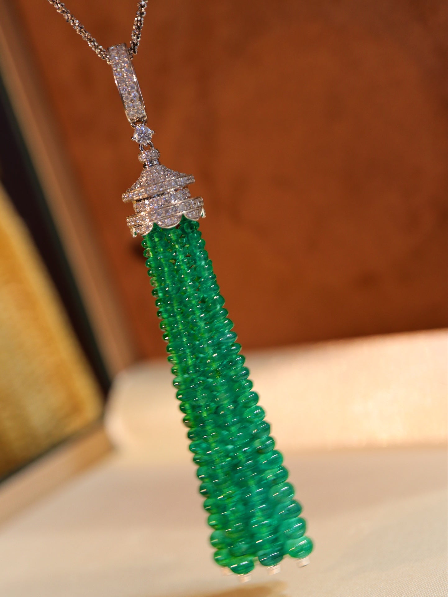 Emerald Green Bead Pendant Jewelry - Elegant and Versatile Choice