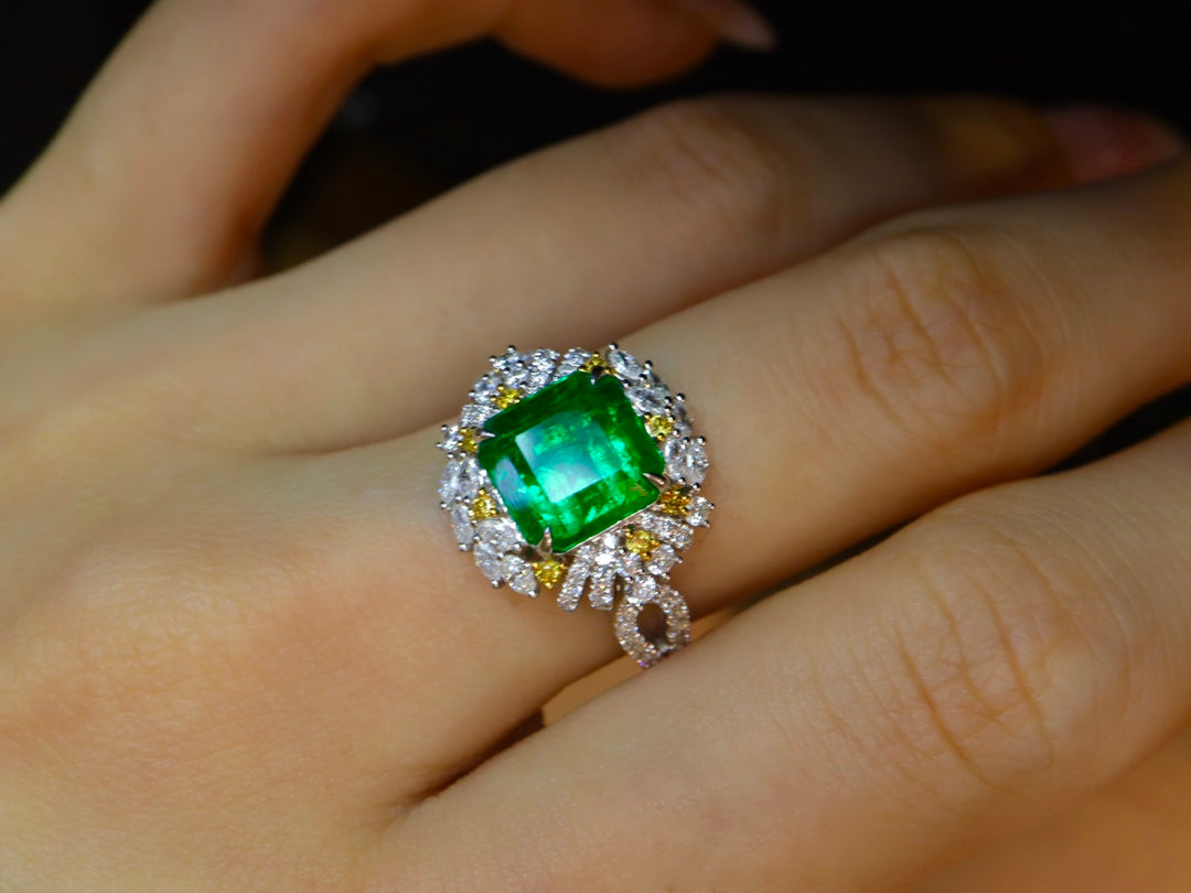 Emerald Ring - Luxurious Jewelry Piece with Sparkling Diamonds