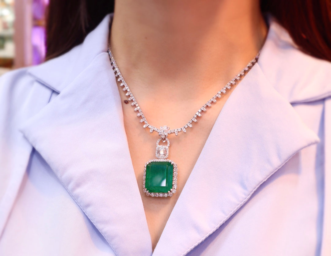 Emerald Pendant Collection: A Magnificent Piece of Jewelry