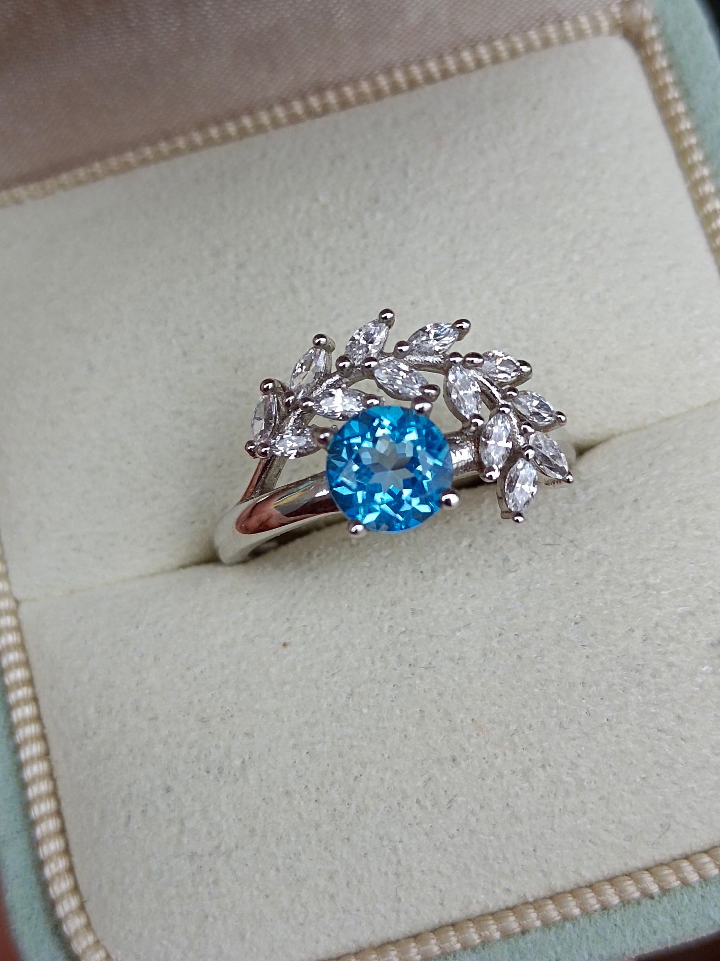 Cincin Topaz Asli dalam Biru Swiss - Ketukangan Barang Kemas Unik