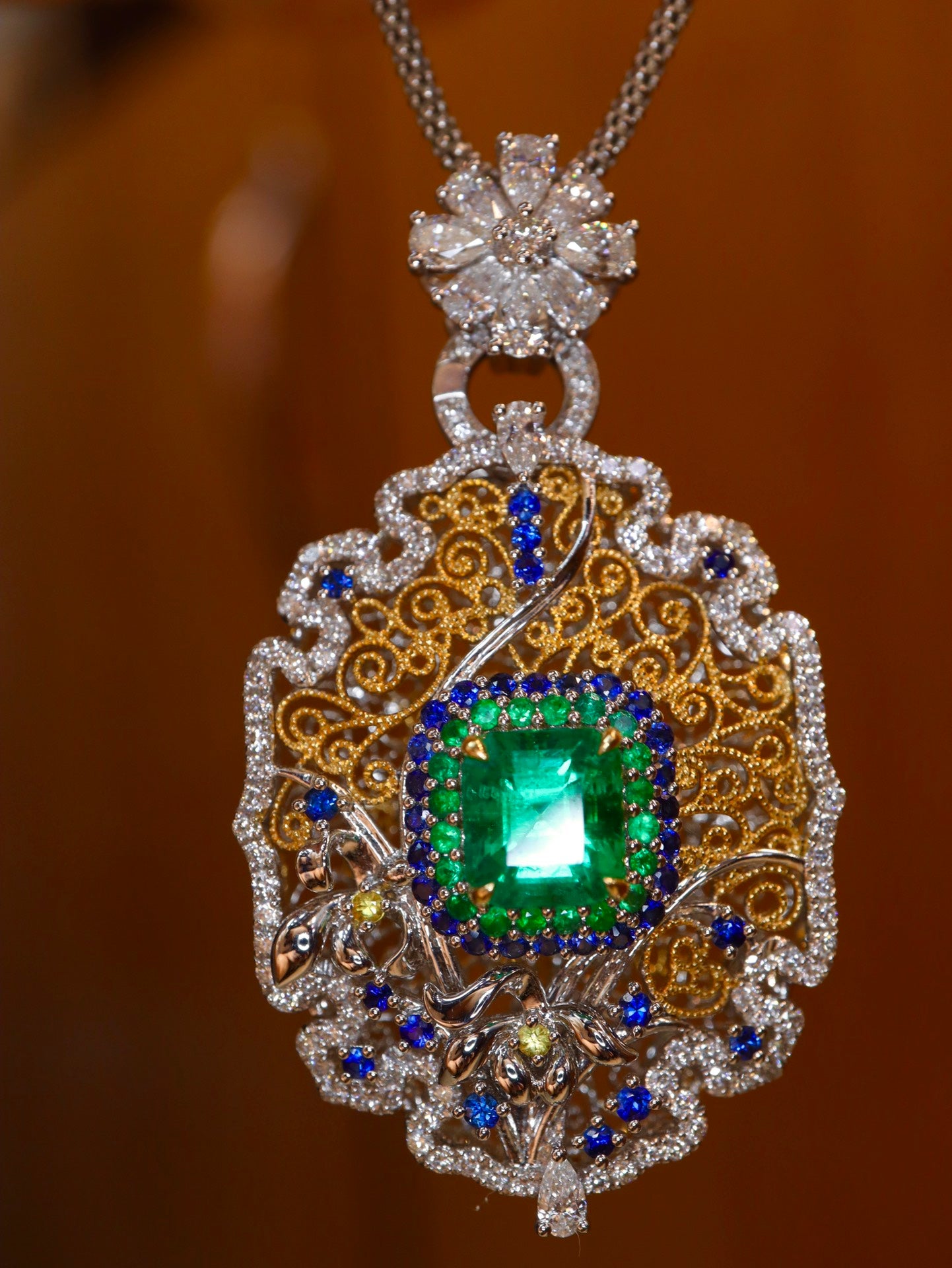 Buccellati Emerald Pendant: A Timeless Jewelry Piece