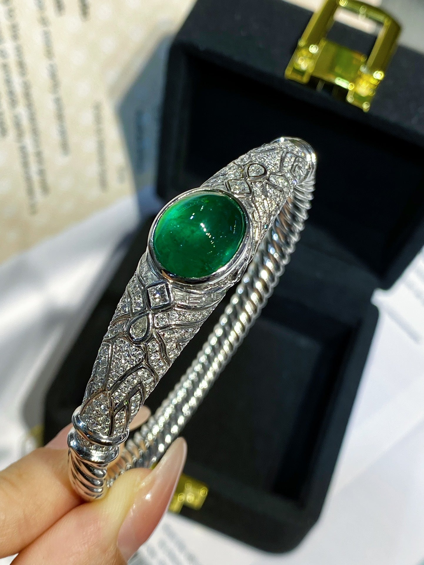 Exquisite 8.95ct Emerald "Pigeon's Egg" Bracelet - Luxurious Jewelry