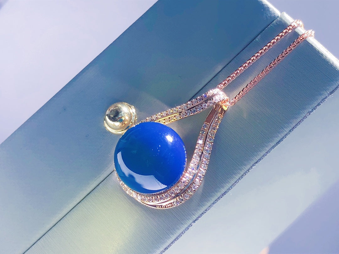 Exklusiver Anhänger aus 18-karätigem Gold mit eingebettetem dominikanischen blauen Bernstein – eleganter Schmuck