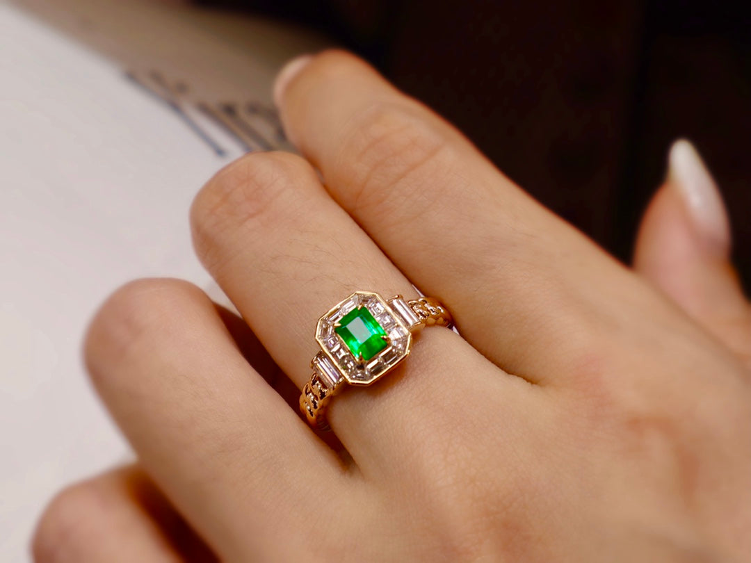 Emerald Green Cuban Link Ring - A Must-Have Jewelry Piece for Trendsetters