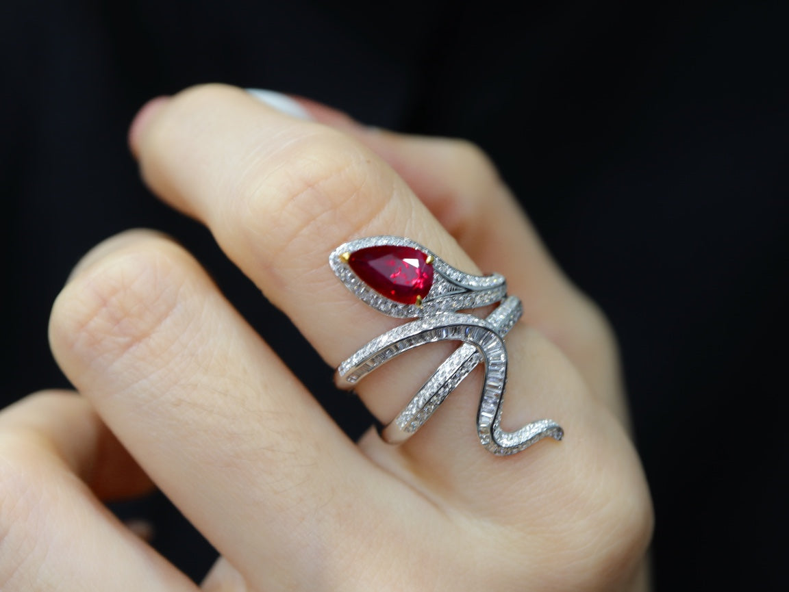 Luxe Pigeon Blood Red Ruby Ring - Snake Design Sieraden