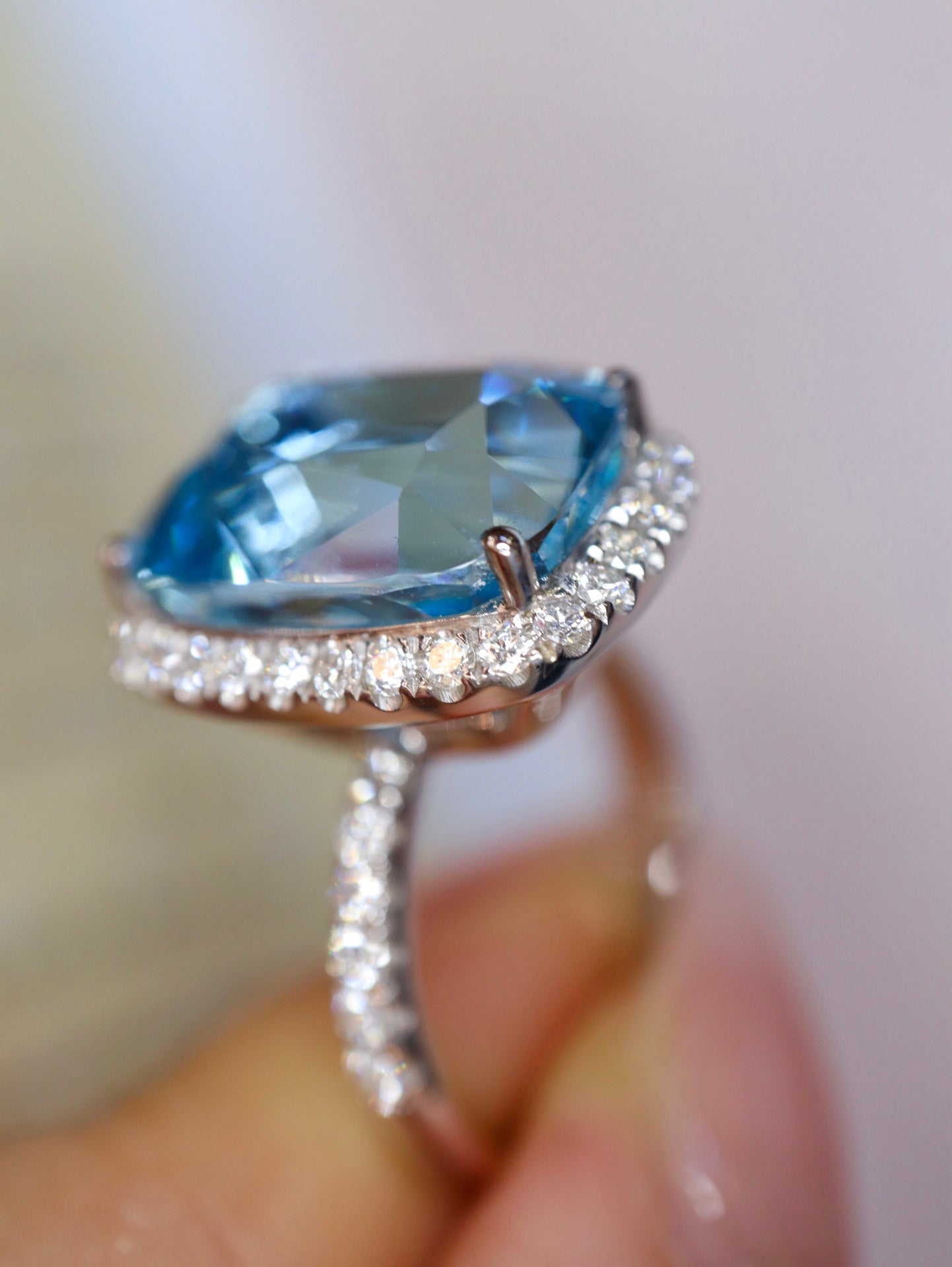 Exquisite 9.09-Carat Aquamarine Ring: A Touch of Understated Luxury Jewelry