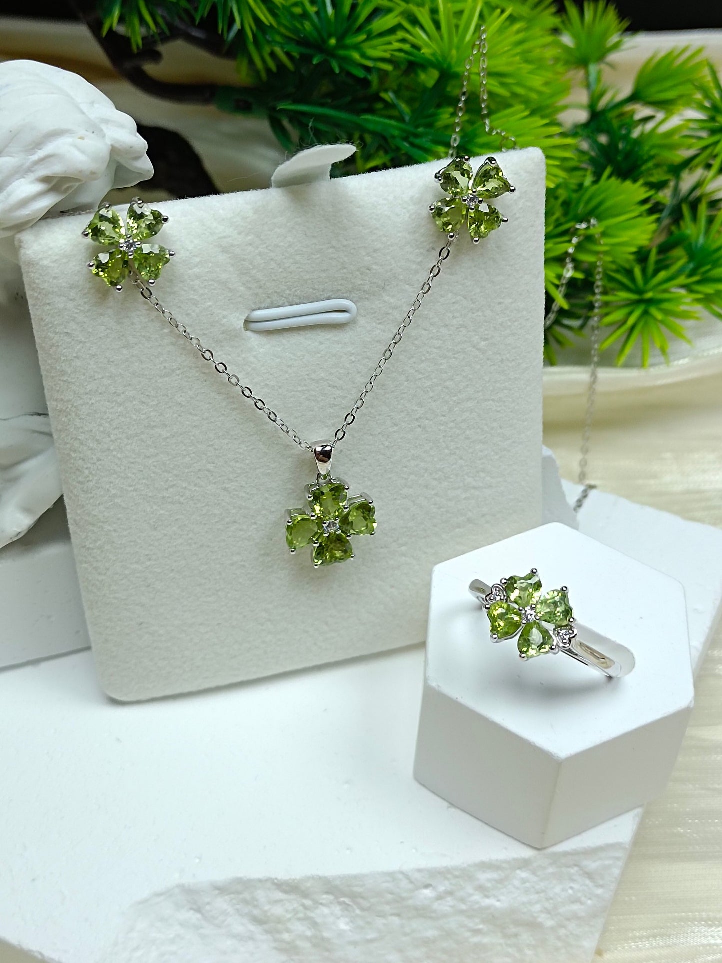 S925 Sterling Silver Peridot Heart Empat Daun Clover Loket Barang Kemas