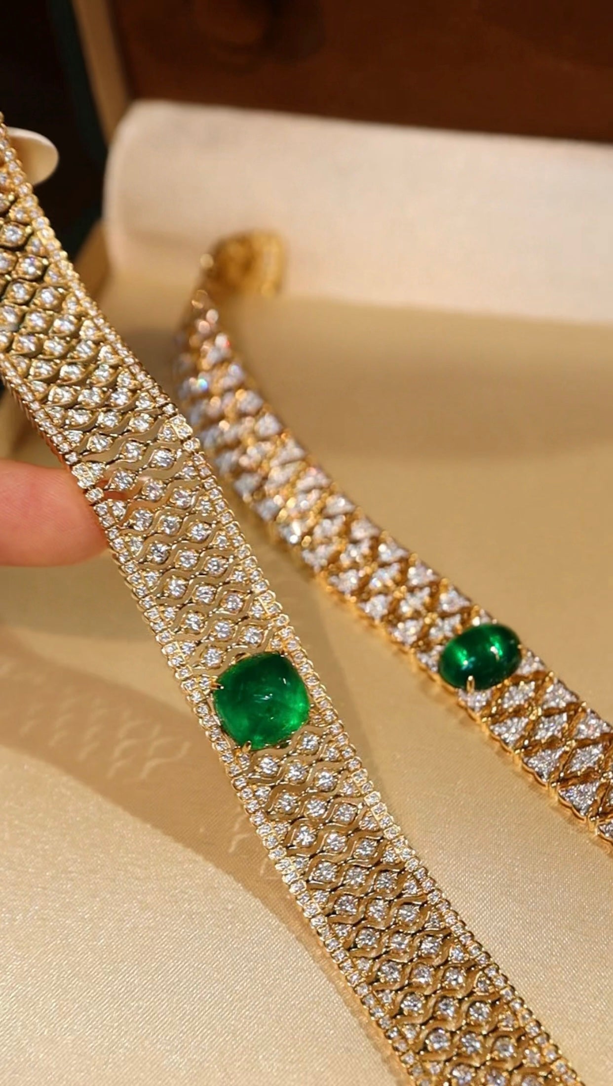 Luxurious Custom-Made Emerald Bracelet - Exclusive Jewelry Collection