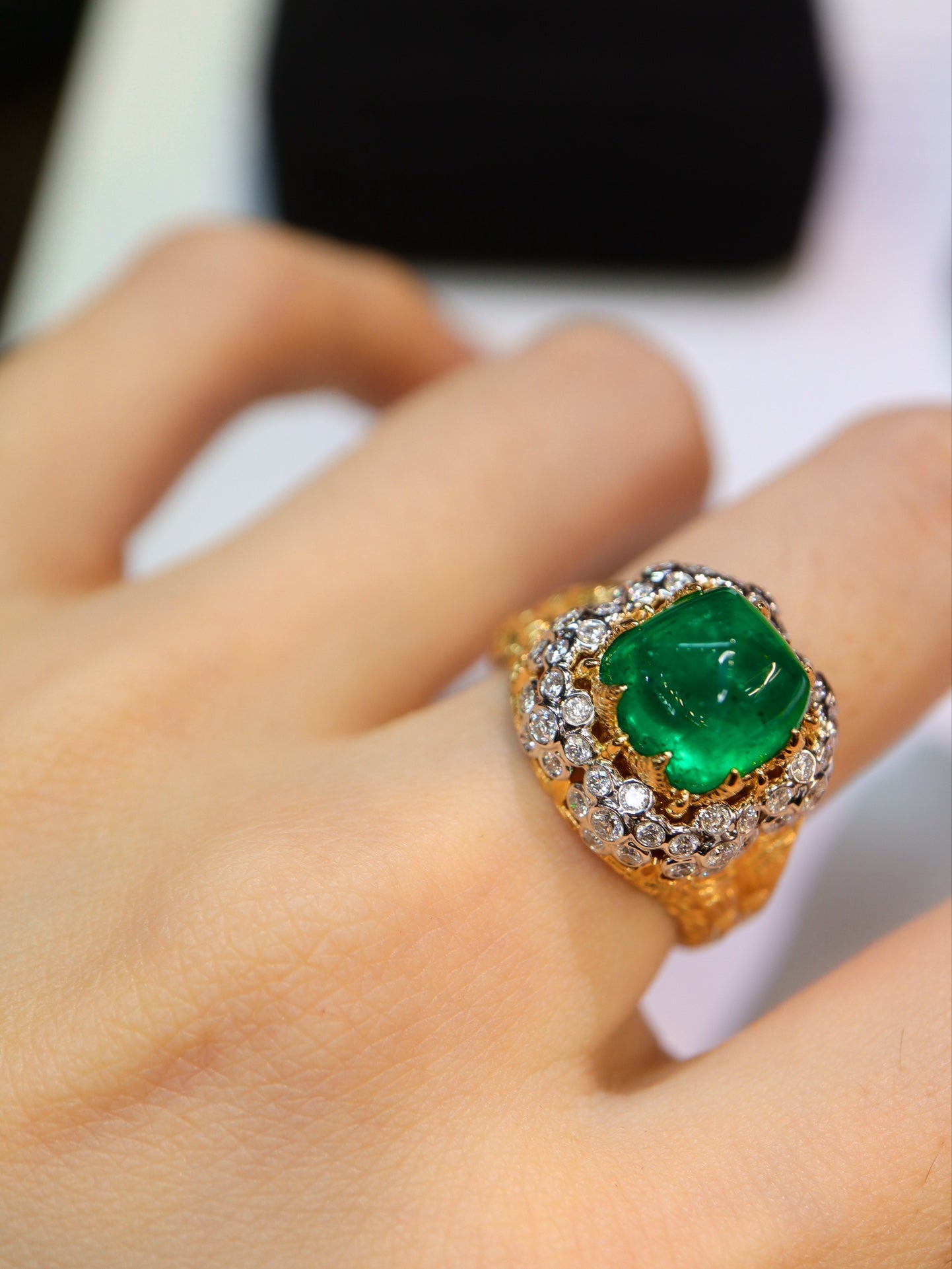 Handcrafted Sugarloaf Emerald Design Ring - Luxury Jewelry