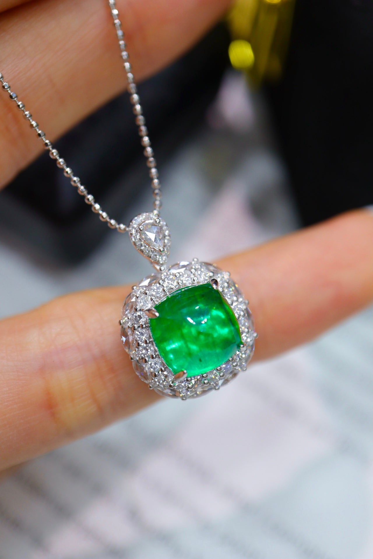 Luxurious Emerald Sugarloaf Pendant - A Jewelry Masterpiece