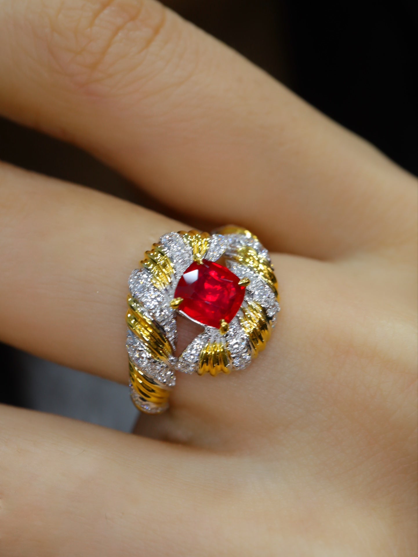 Exquise Pigeon's Blood Ruby Ring - Een modieus sieradenwonder