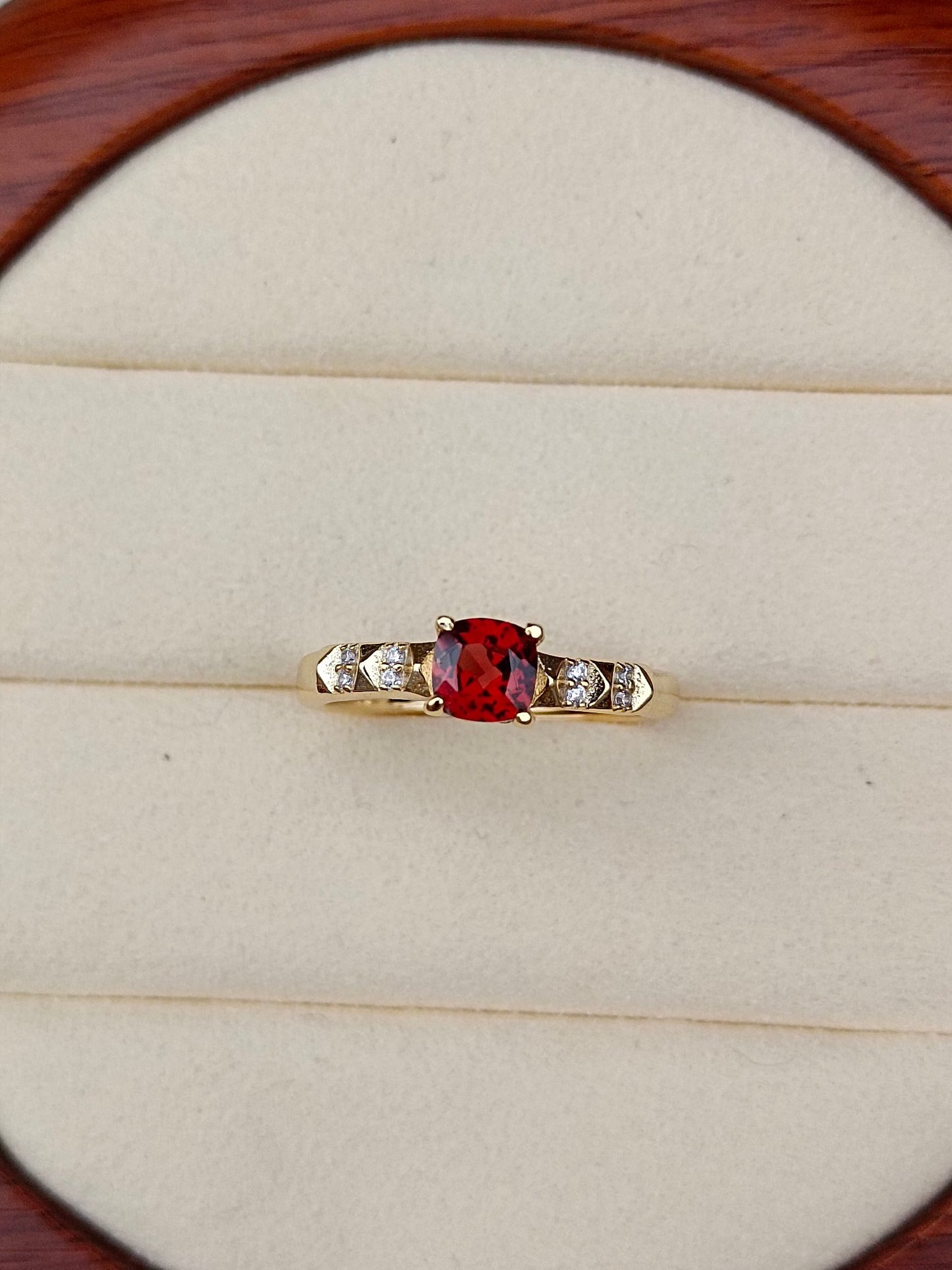 Cincin Batu Garnet Alam - Perhiasan Unik dan Elegan